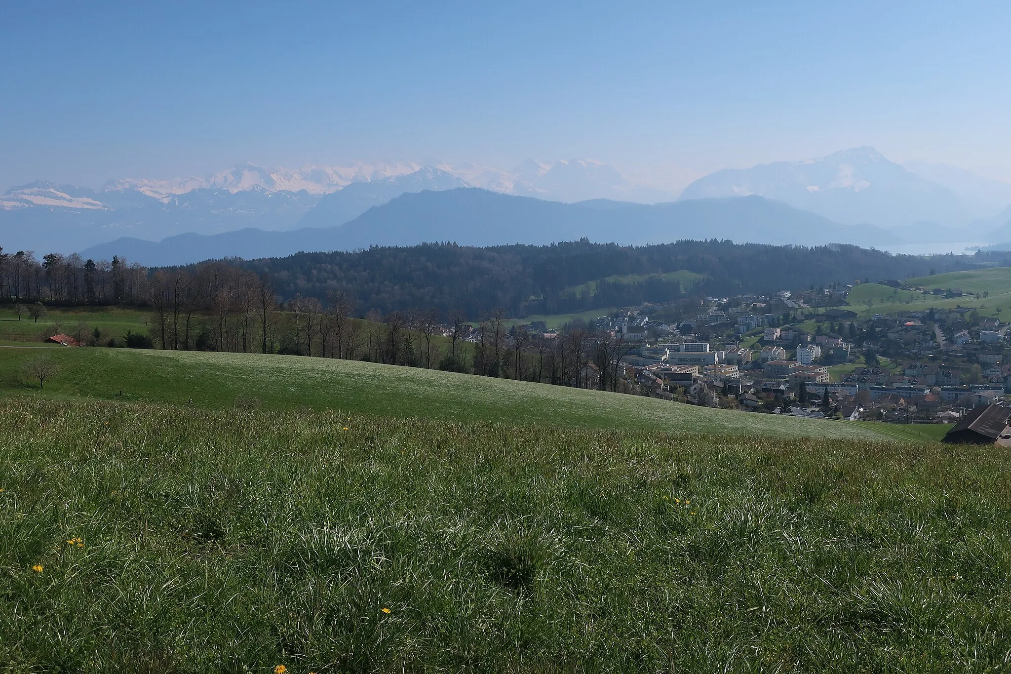 Photo showing: This is the view over Adligenswil into the swiss alps. This picture is picked up in spring 2020 at the hill of Dotteberg in the Kanton Lucerne, Switzerland