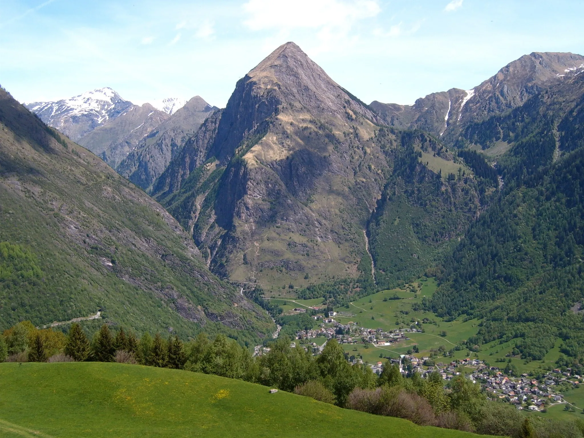 Photo showing: Olivone at the foot of Sosto (2221 m), Valle di Blenio, Ticino (Switzerland)
