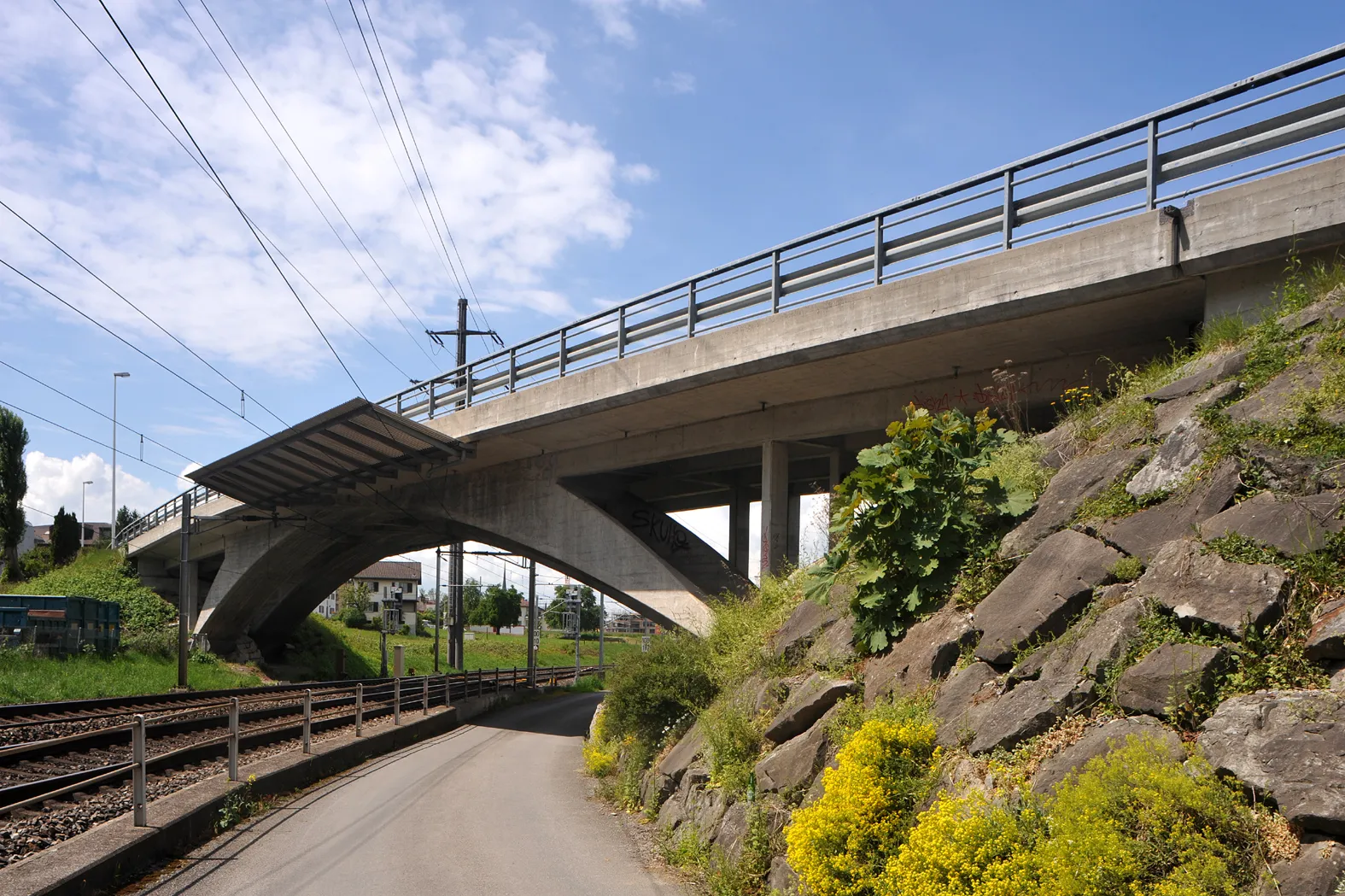 Photo showing: Bridge in the Churerstrasse between Altendorf and Lachen by Robert Maillart, built 1944; Schwyz, Switzerland.