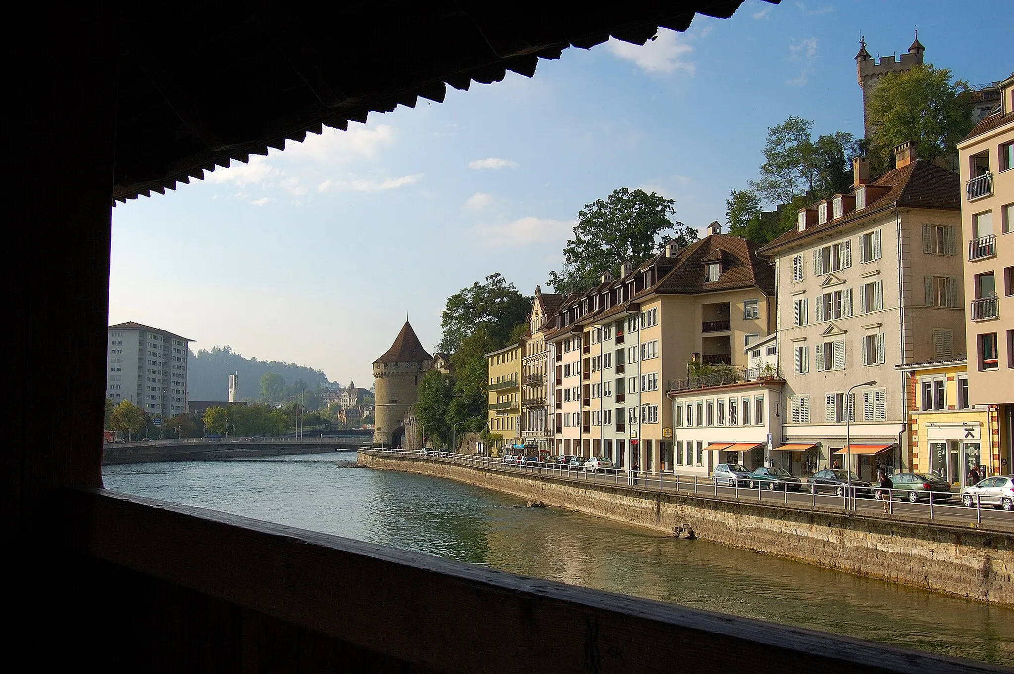Photo showing: View from the Spreuer-Bridge at the Reuss River and the Sankt-Karli-Quai in Lucerne/Switzerland.