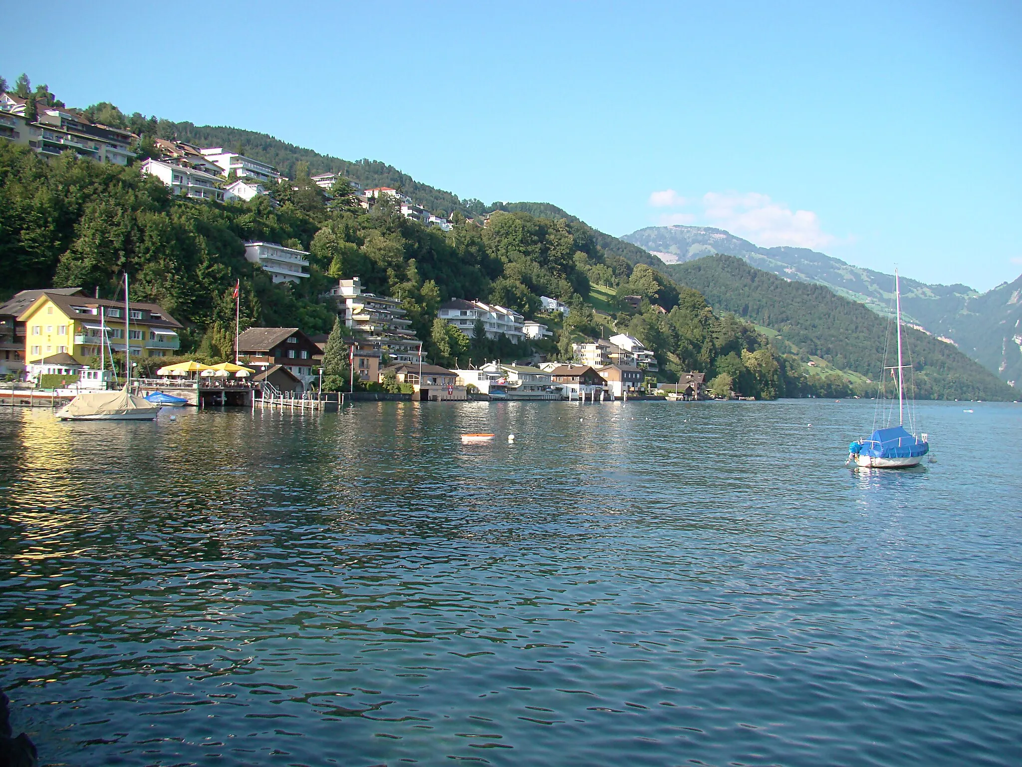 Photo showing: Ennetbürgen, on the shore of the lake