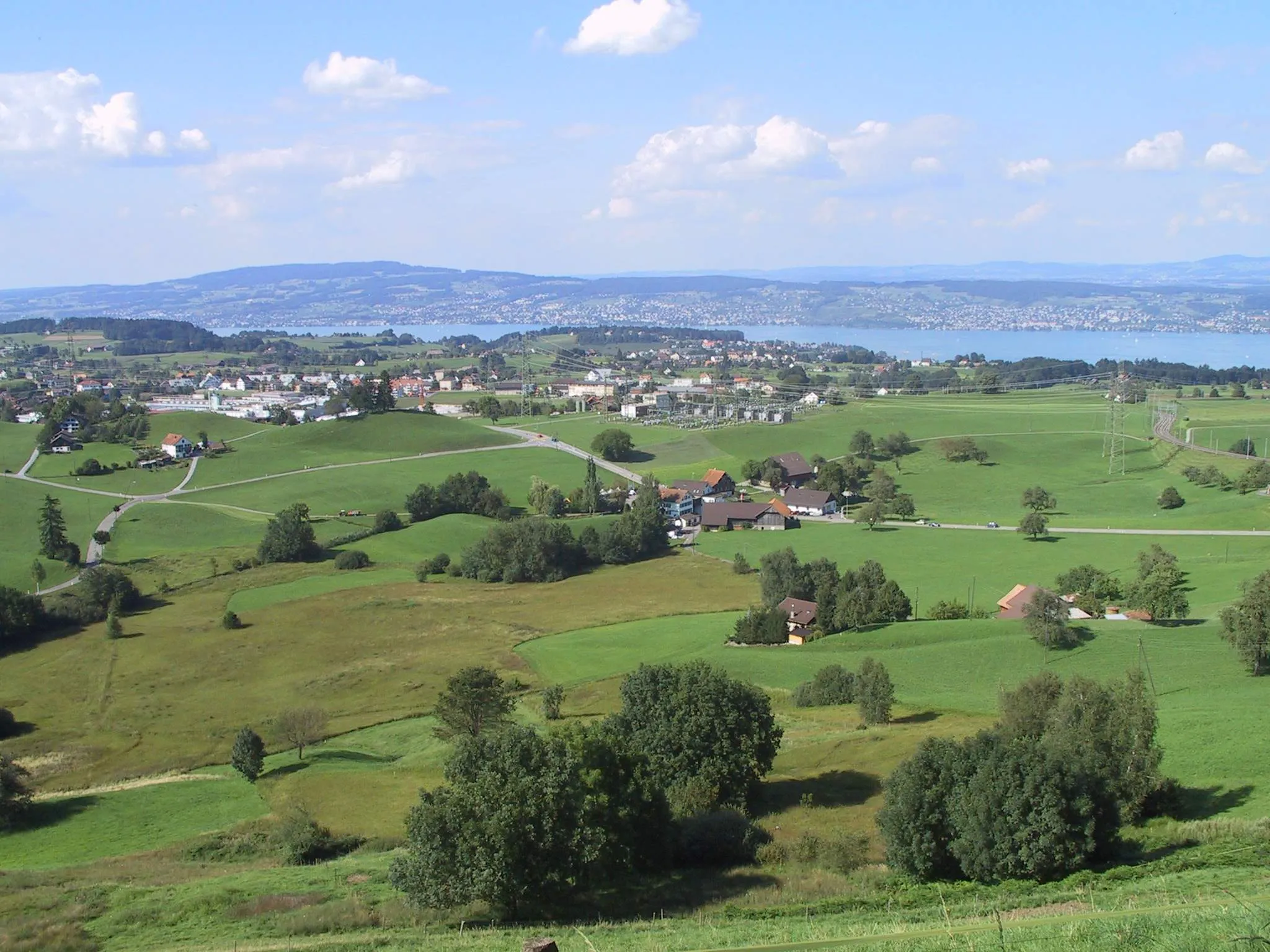 Photo showing: Hütten (ZH) : Lake Zürich, Hüttnersee (left) and Samstagern etc.