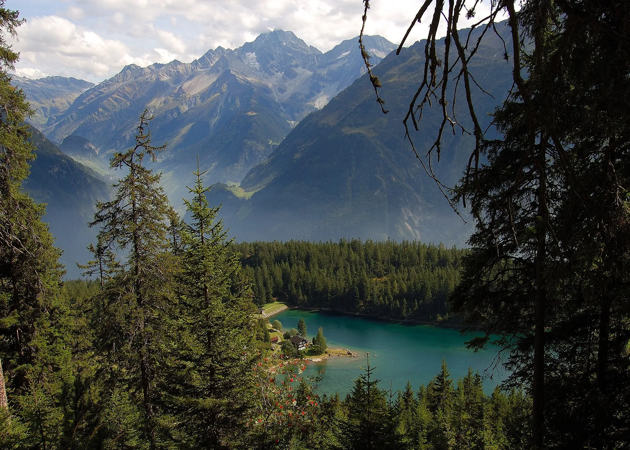 Photo showing: The Arnisee lake in the canton of Uri/Switzerland