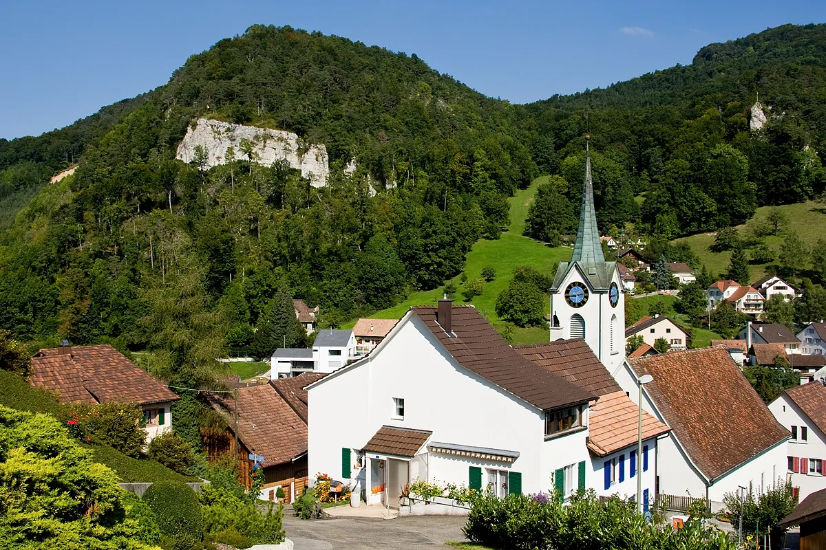 Photo showing: Kirche und markante Fluh in Eptingen