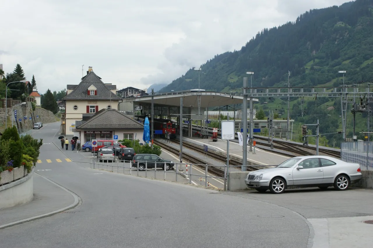Photo showing: Disentis/Mustér railway station: On track 2 waits Deh 4/4 22 with a train bound for Andermatt.