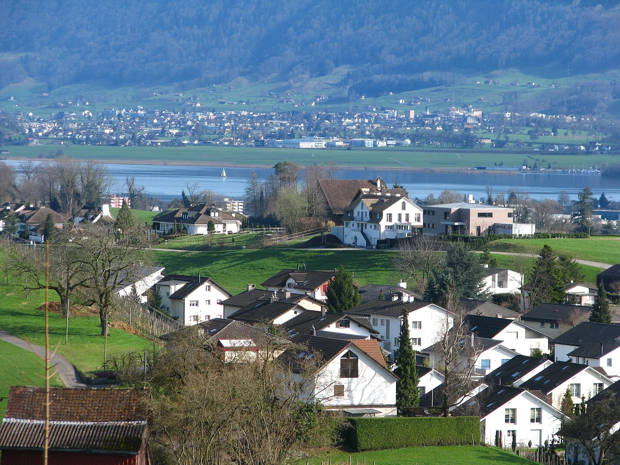 Photo showing: Frohberg in Kempraten-Lenggis respectively Rapperswil-Jona (Switzerland) as seen from Rüssel, Obersee (upper Lake Zürich) and the villages Wangen (SZ) and Siebnen (SZ) in the background.