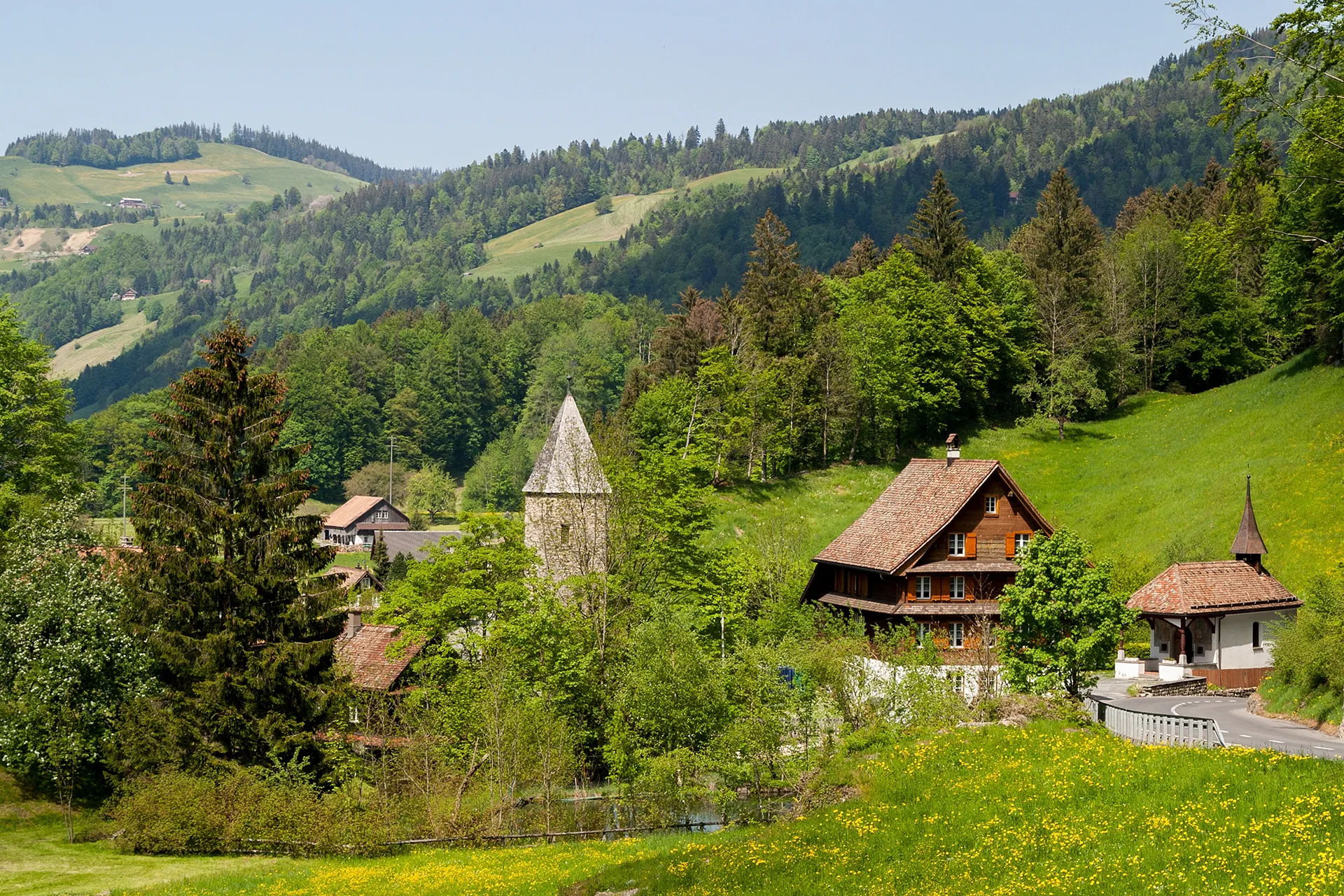 Photo showing: Schoren in Morgarten mit Letziturm, Morgartenhaus und Schlachtkapelle