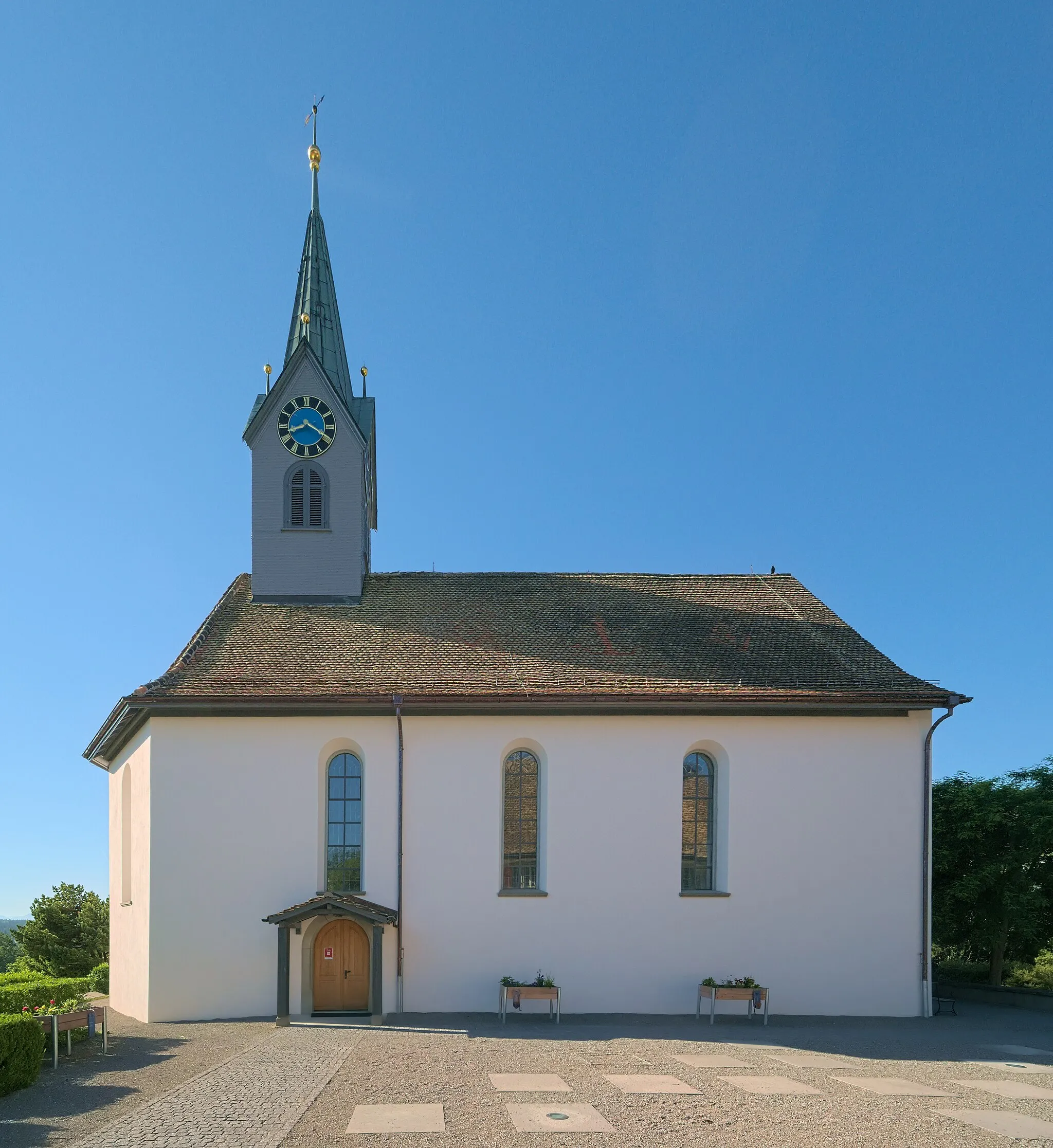 Photo showing: The reformed church (Reformierte Kirche) in Langnau am Albis, seen from the south in the morning.