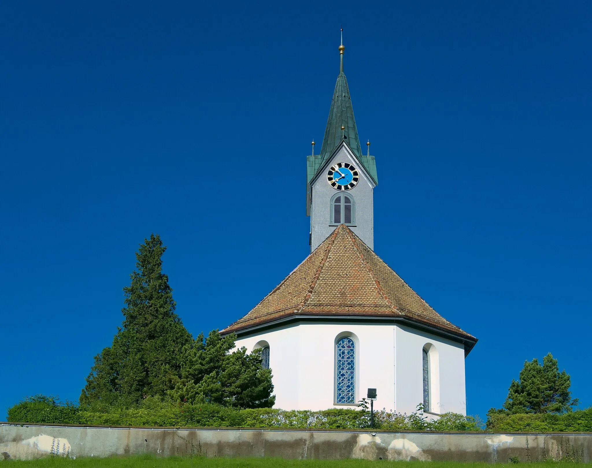 Photo showing: The reformed church (Reformierte Kirche) in Langnau am Albis, seen from the west in the morning.