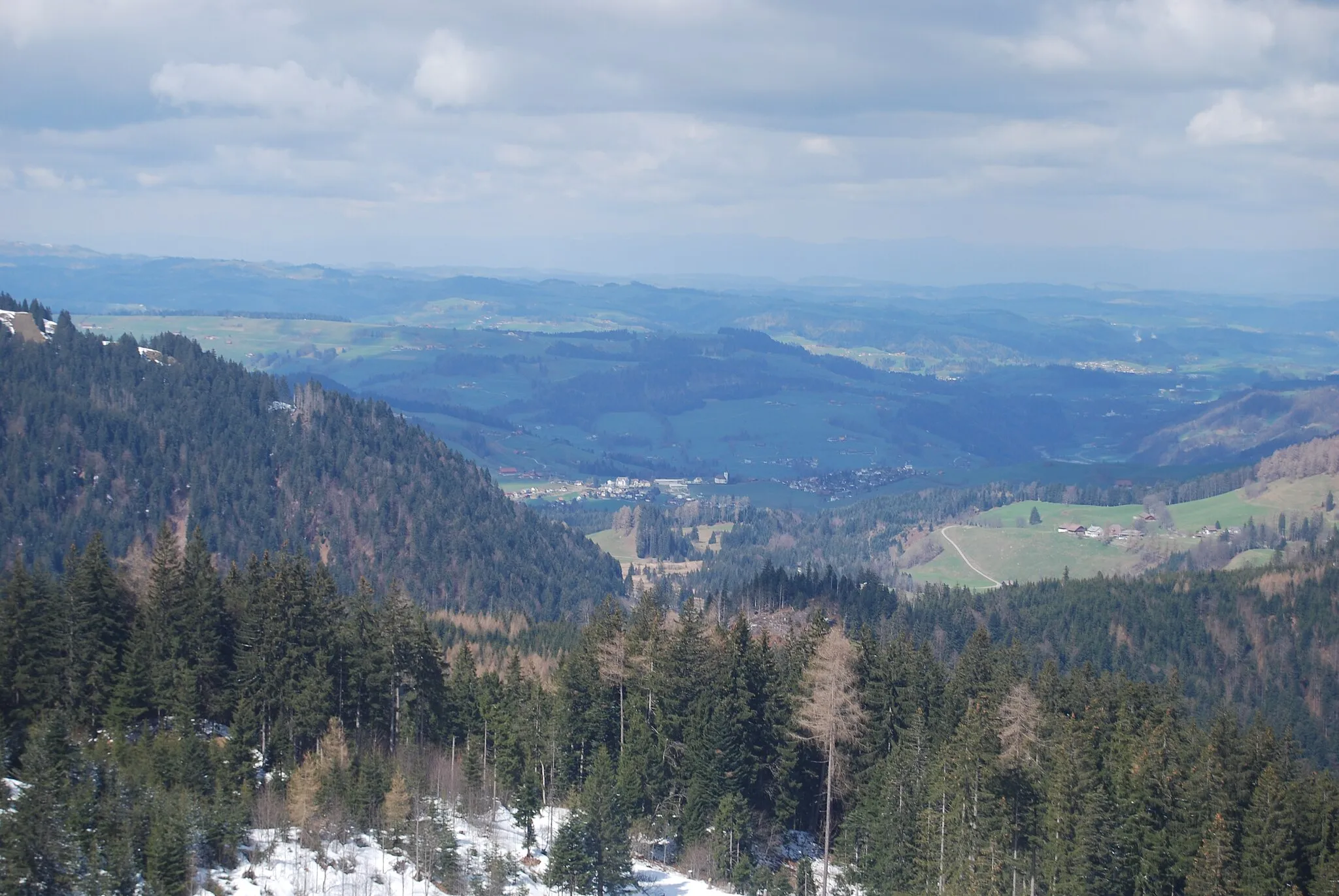 Photo showing: View from the Pilatus cableway to Schwarzenberg, canton of Luzern, Switzerland.