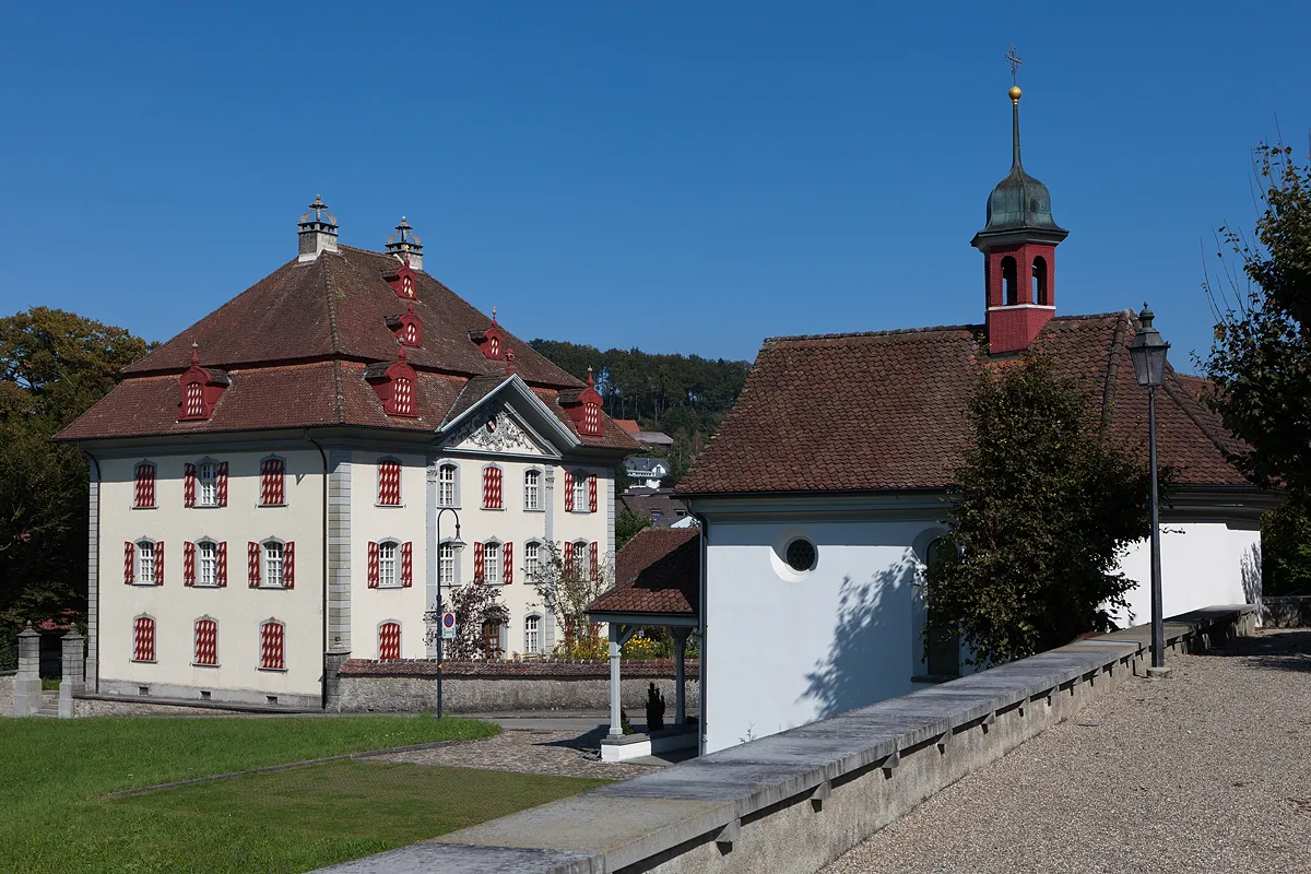 Photo showing: Pfarrhaus in Pfaffnau (steht unter Kulturgüterschutz) und St.Antonius-Kapelle