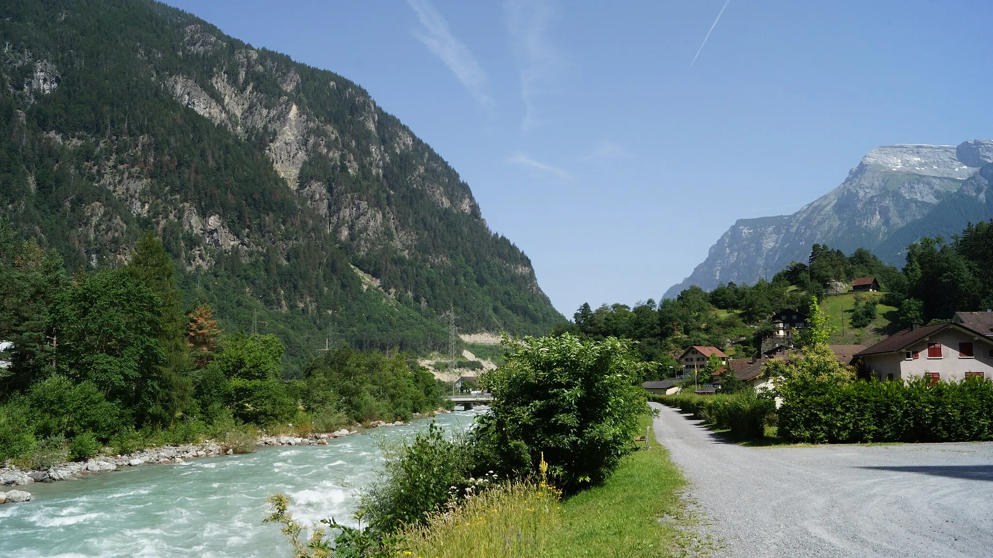 Photo showing: Reuss bei Amsteg Richtung Nord (flussabwärts).