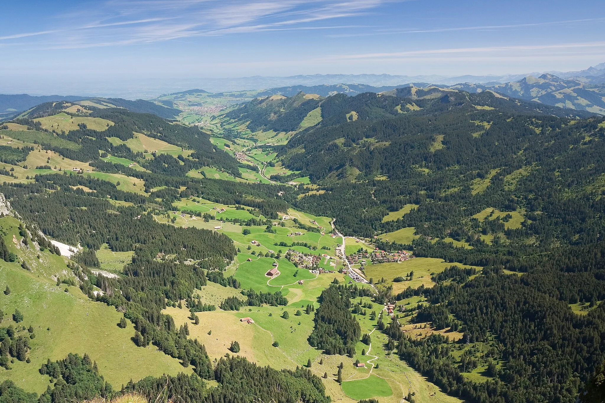 Photo showing: The valley of the Alp river seen from the Mythen mountain. The settlements in the valley are (from nearest to furthest) Brunni, Alpthal, Trachslau and Einsiedeln.