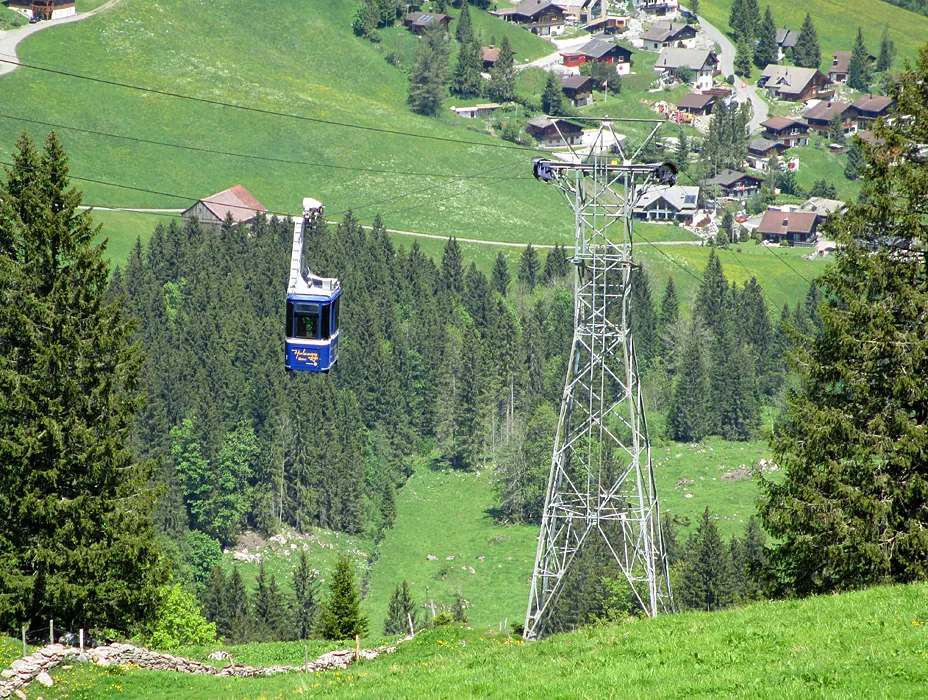 Photo showing: Luftseilbahn Alpthal/Brunni - Holzegg