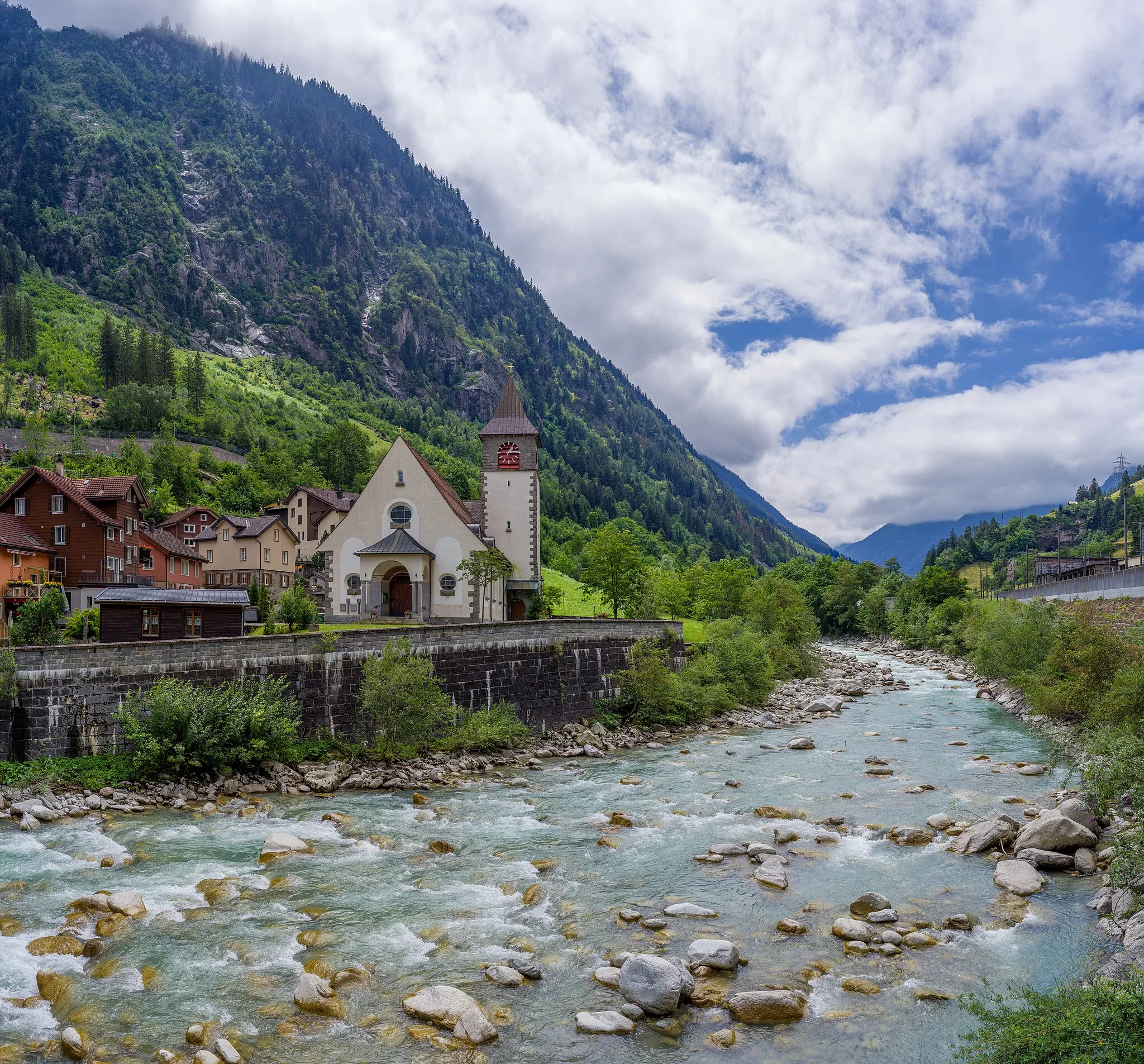 Photo showing: The Saint Joseph church and the Reuss river in Switzerland.