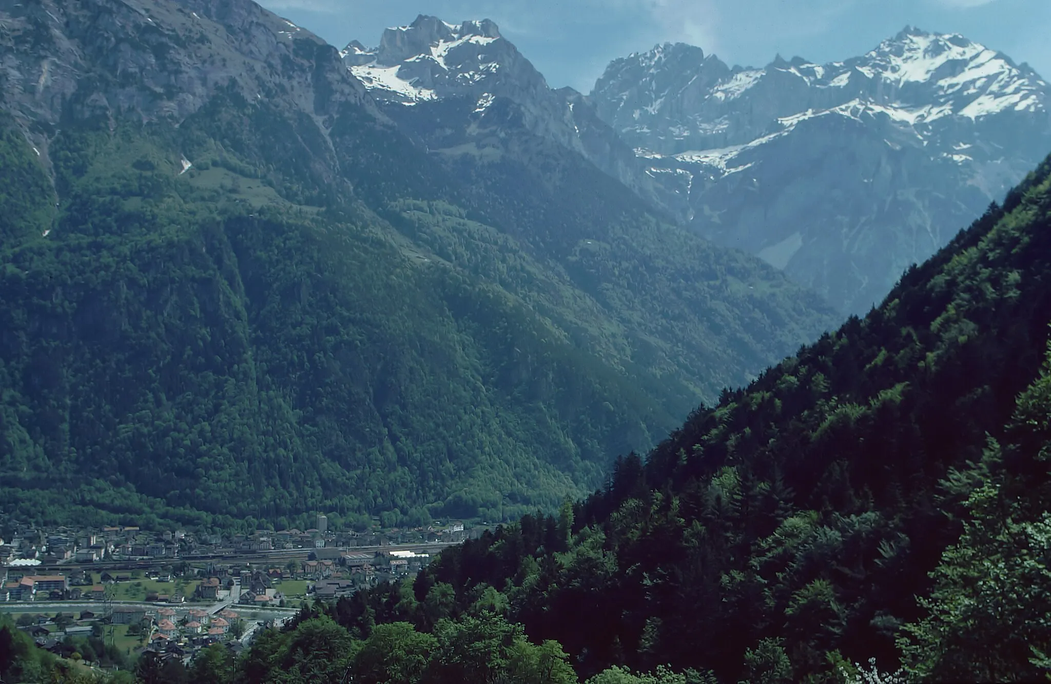 Photo showing: Die Ortschaft Erstfeld im Tal der Reuss - Blick zurück beim Aufstieg ins Erstfeldertal; Kanton Uri/Zentralschweiz