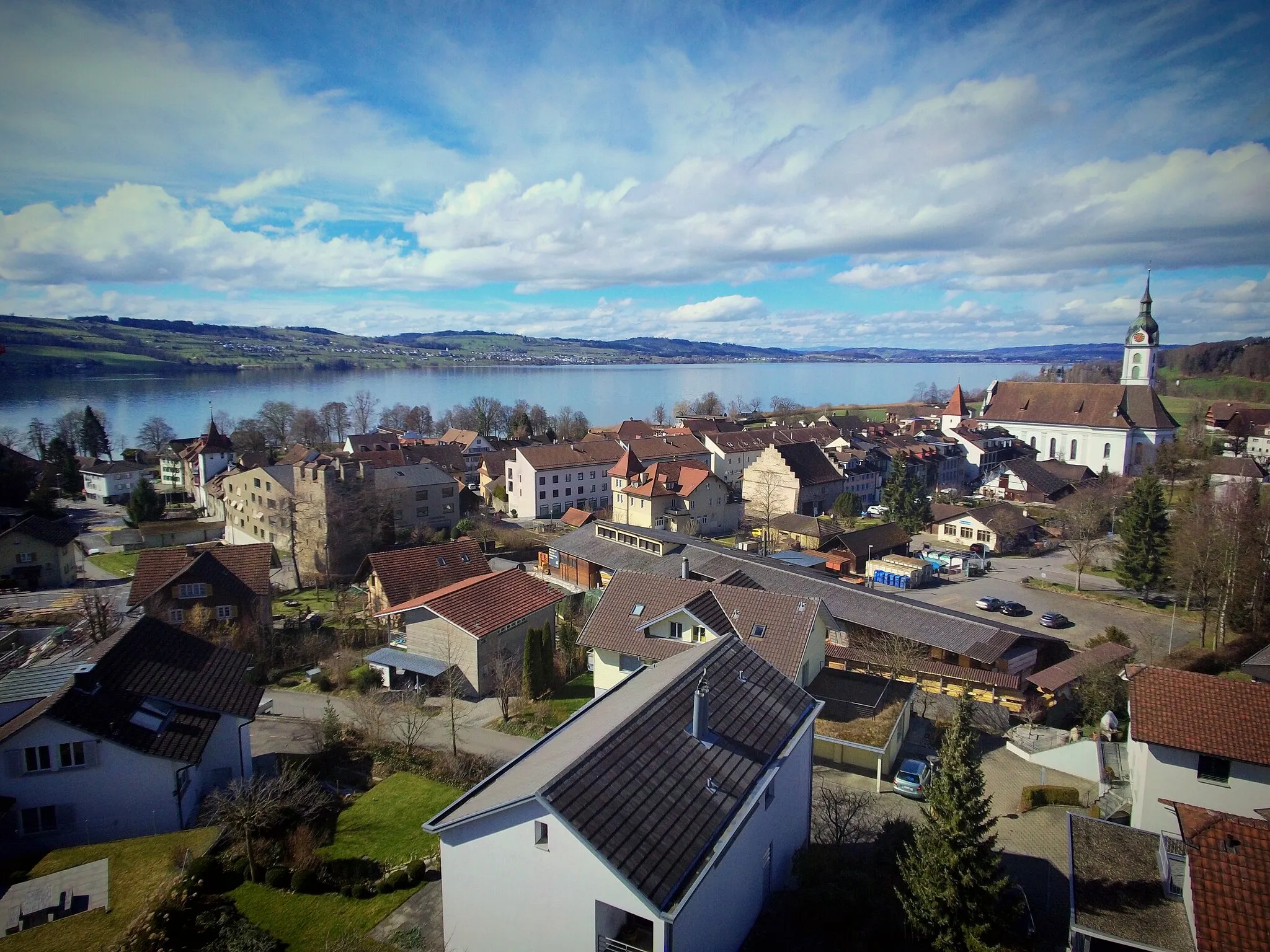 Photo showing: Blick über das Städtchen Sempach (LU), im Hintergrund der Sempachersee in Richtung Norden.