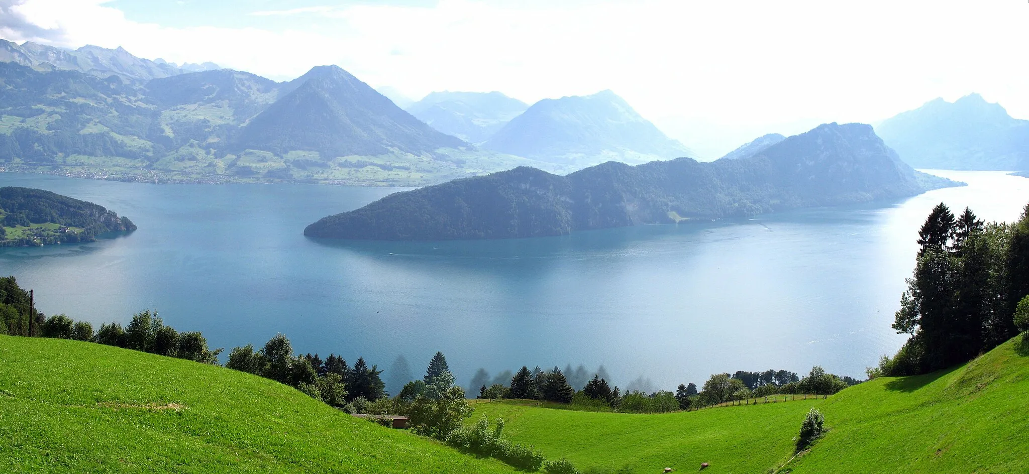 Photo showing: Lake Lucerne viewed from the Rigi railway, Vitznau, Switzerland