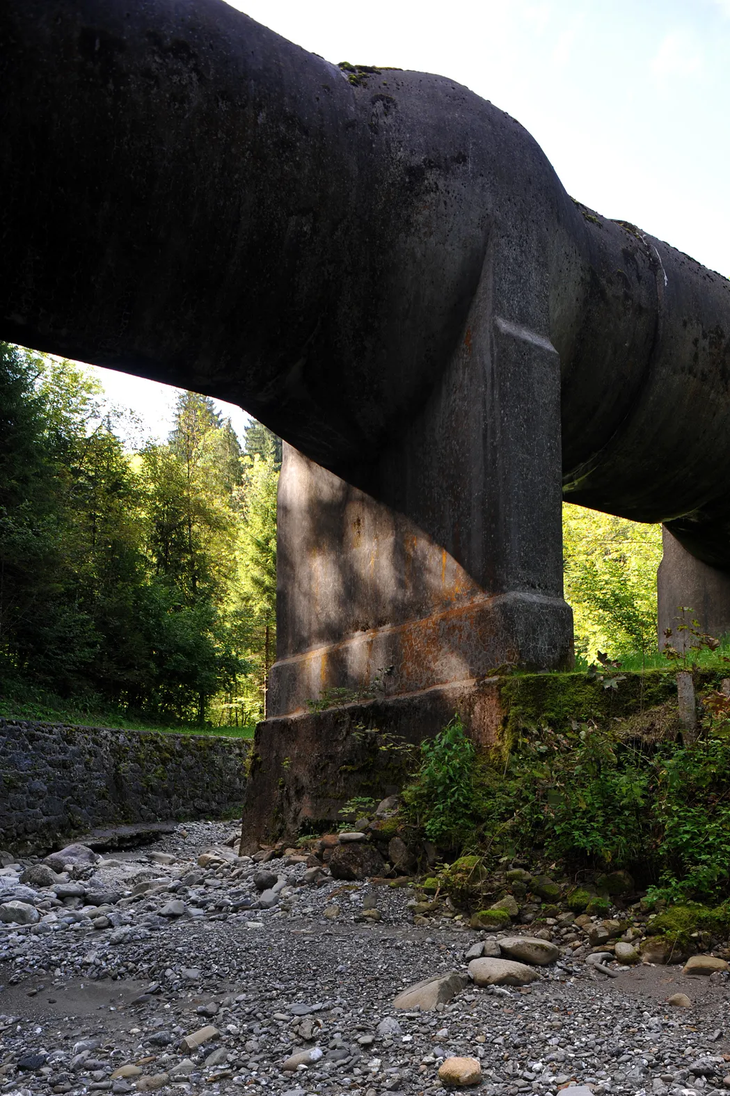Photo showing: Aqueduct over the Trepsenbach near Rempen by Robert Maillart, built 1923; Schwyz, Switzerland.