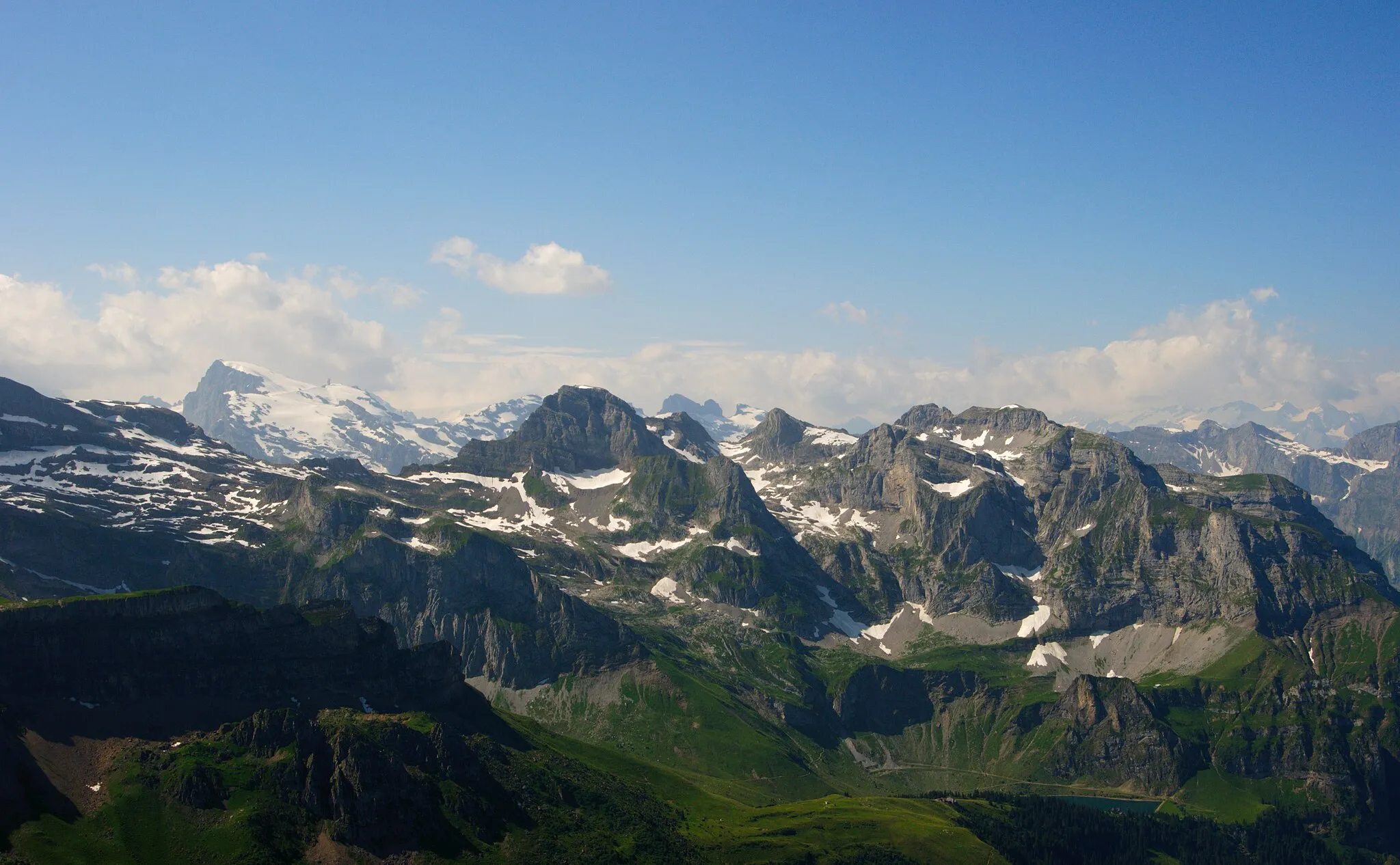 Photo showing: Brisen, Blick vom Gipfel Richtung Süden. Im Vordergrund die Walenstöcke, links im Hintergrund der Titlis