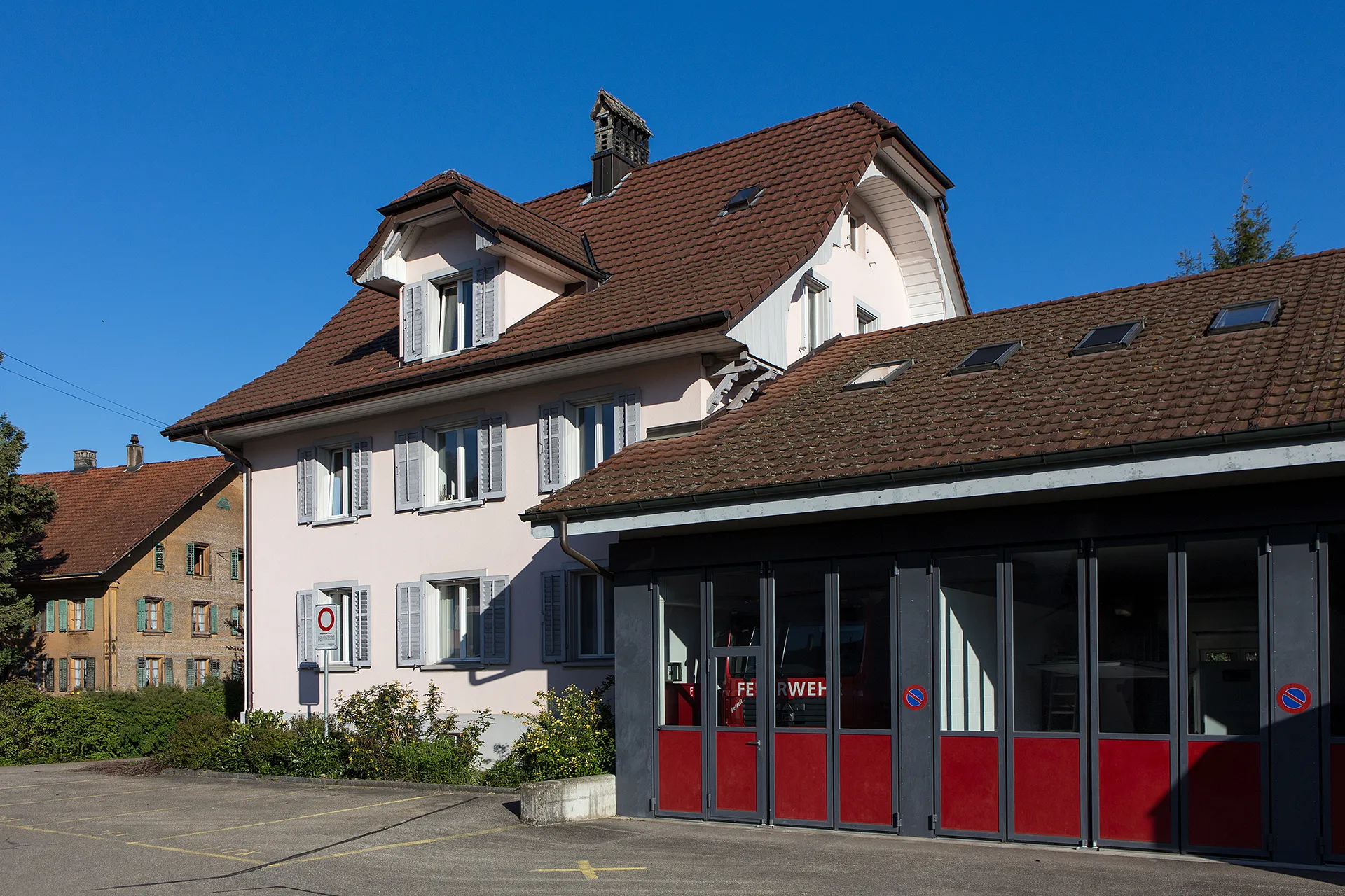 Photo showing: Feuerwehrmagazin und ehemaliges Gemeindehaus in Langnau bei Reiden (LU)