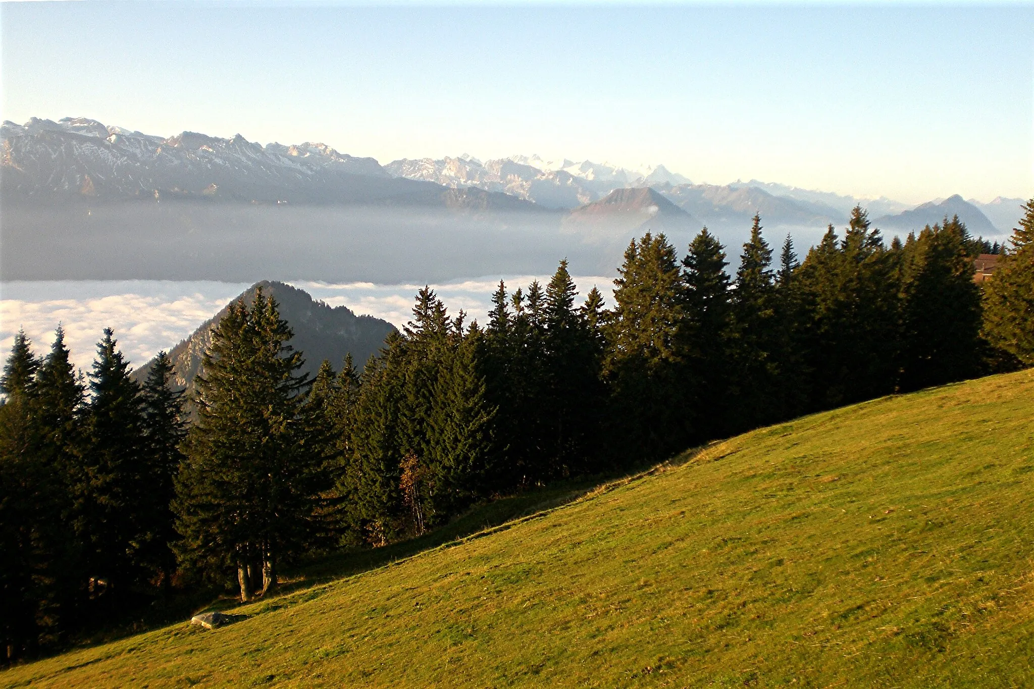 Photo showing: Der Vitznauerstock schaut aus dem Nebelmeer hervor, weiter rechts das Buochser- & Stanserhorn; im Hintergrund die Urner & Berner Alpen.