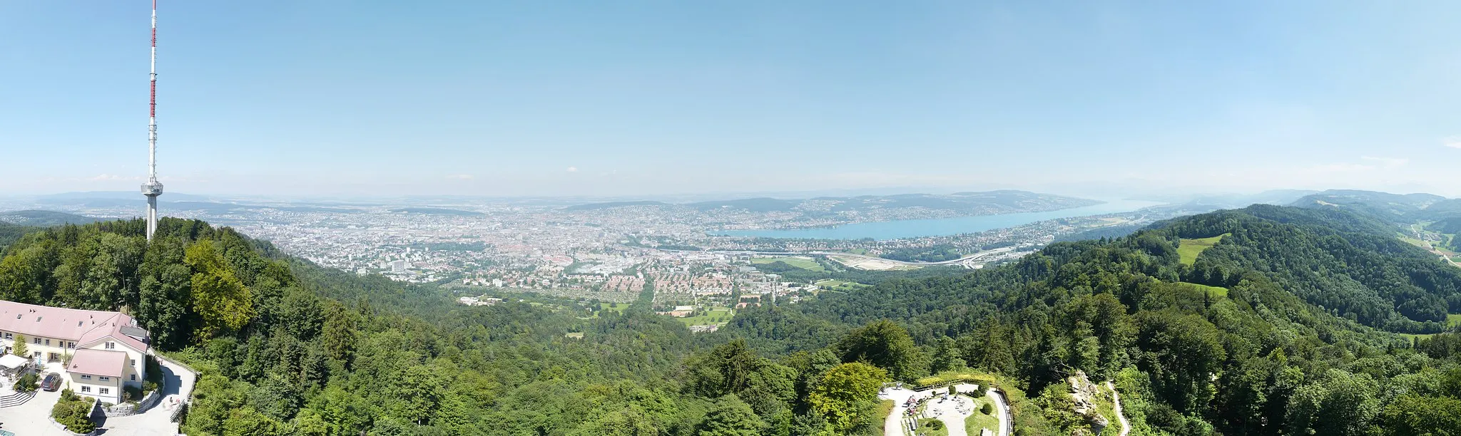 Photo showing: View of Zurich City from the tower located on Uetliberg (Zurich's highest point).