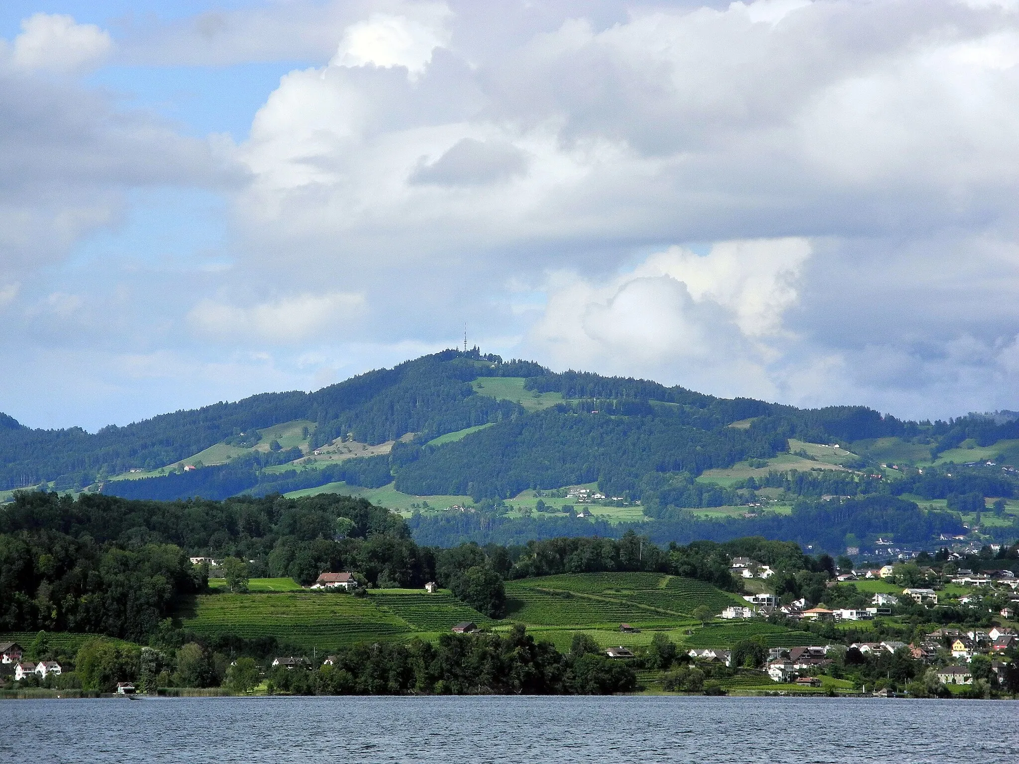 Photo showing: Bachtel, Feldbach and Kempraten as seen from Zürichsee-Schiffahrtsgesellschaft (ZSG) paddle steamer Stadt Rapperswil on Zürichsee in Switzerland