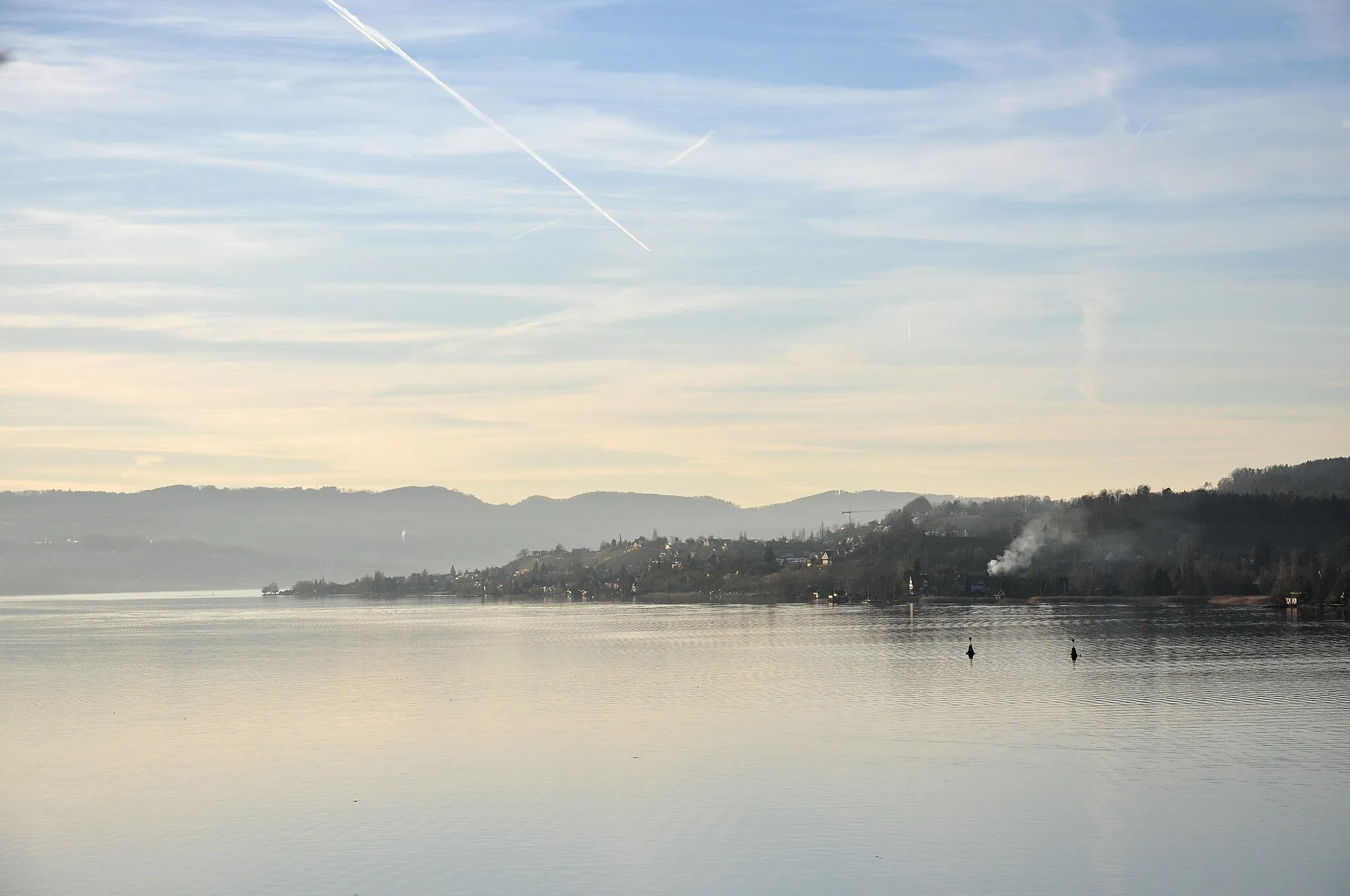 Photo showing: Zürichsee as seen from Lindenhof in Rapperswil (Switzerland), Albis chain and Feldbach (to the right) in the background.