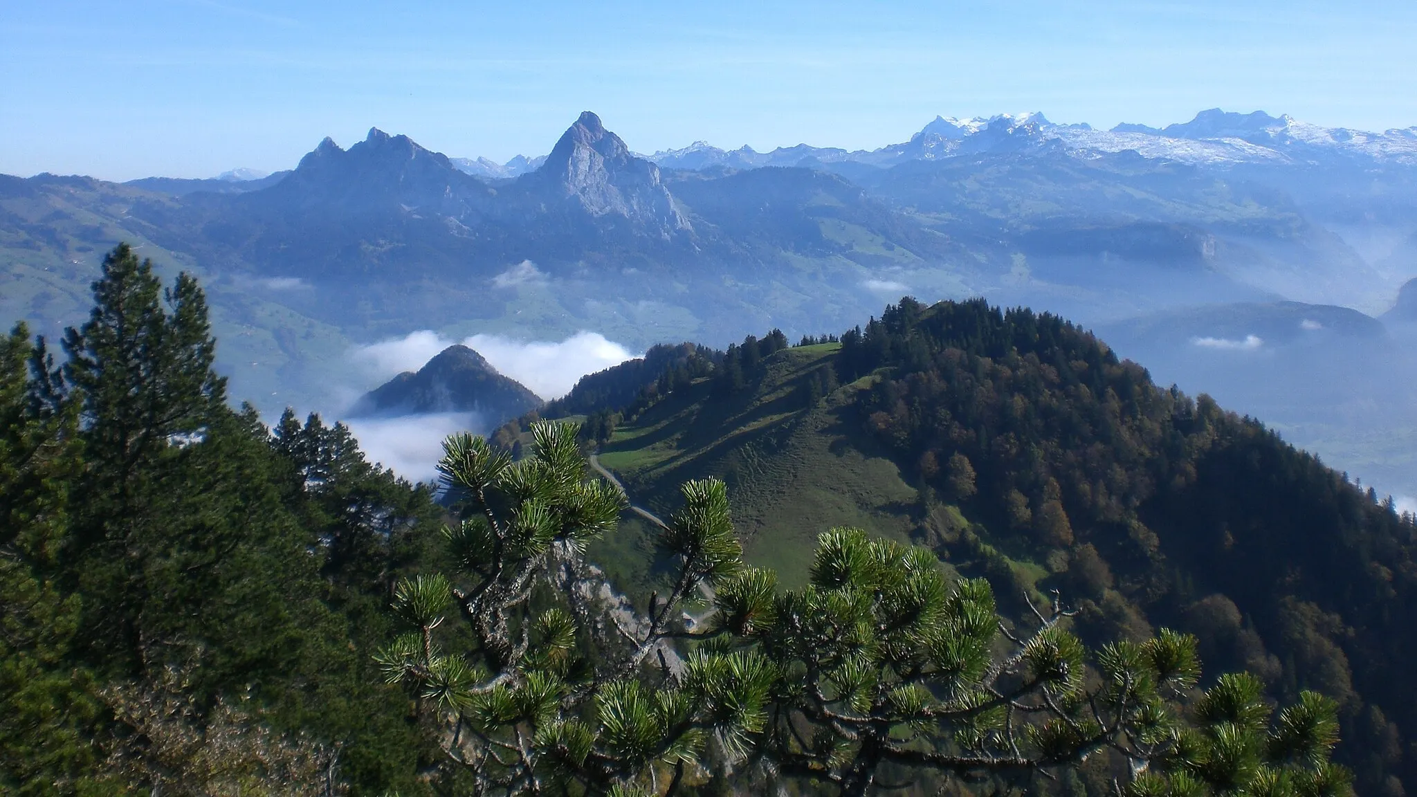 Photo showing: Blick auf Urmiberg & Gottertli (im Mittelgrund die Mythen) vom Anstieg auf Rigi-Hochflue aus ~1.400 m ü. M.