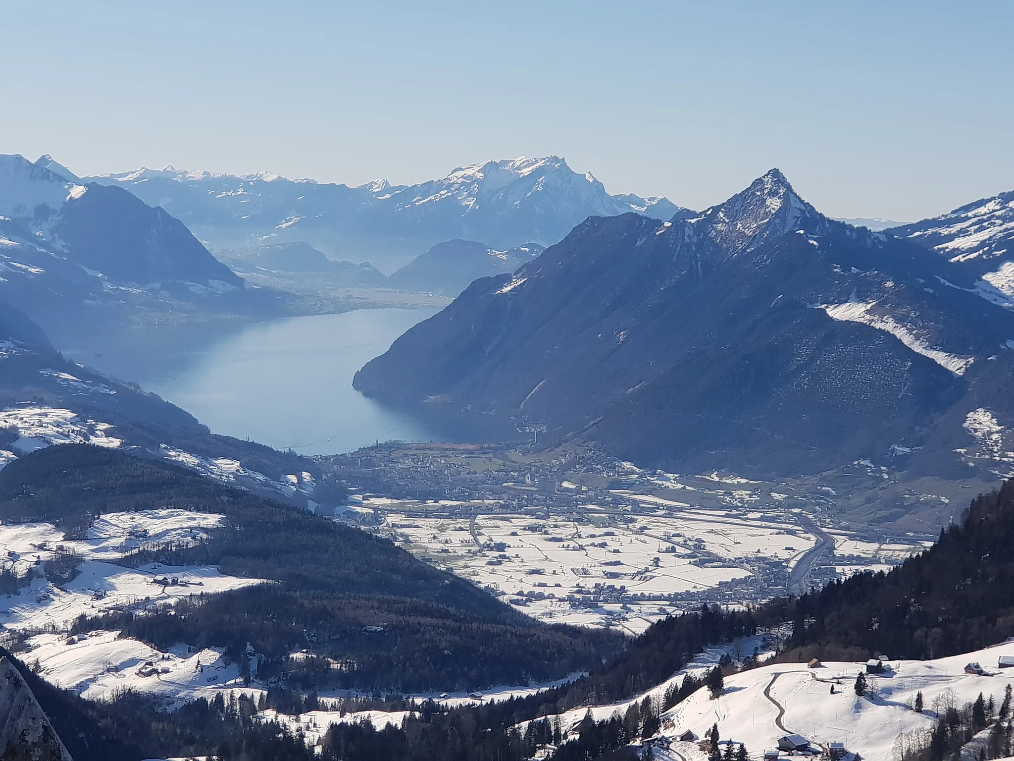 Photo showing: Brunnen and Lake Lucerne, picture taken from Chli Schijen (Schwyz, Schwyz, Switzerland)