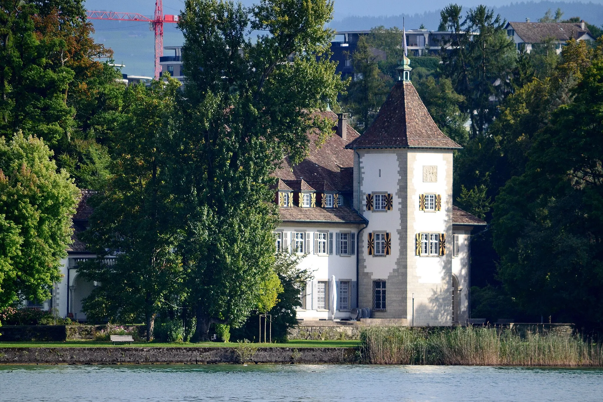 Photo showing: Au peninsula and Werdmüller estate in Au as seen from Zürichsee-Schiffahrtsgesellschaft (ZSG) paddle steamer Stadt Rapperswil on Zürichsee in Switzerland