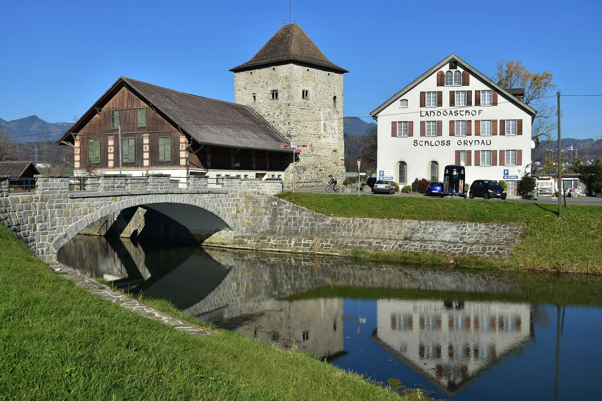Photo showing: Grynau (Grinau or Schloss Grynau) is a castle tower, situated on the Linth canal in the Swiss municipality of Tuggen in the Canton of Schwyz, that was built by the House of Rapperswil in the early 13th century AD.