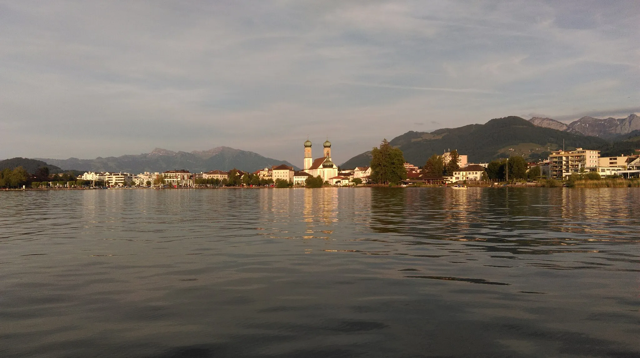 Photo showing: Town of Lachen SZ seen from lake Zurich