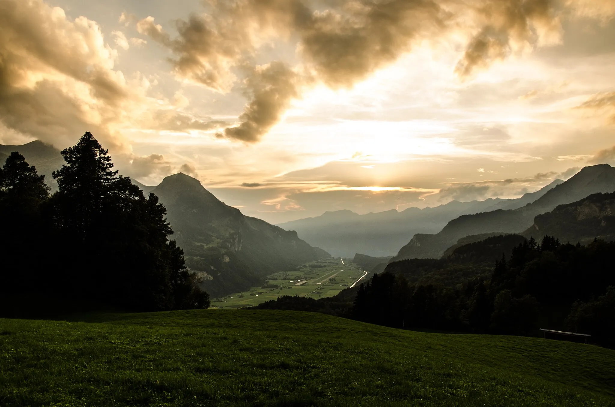 Photo showing: Quite a nice sunset on Meiringen Military airbase in Switserland.