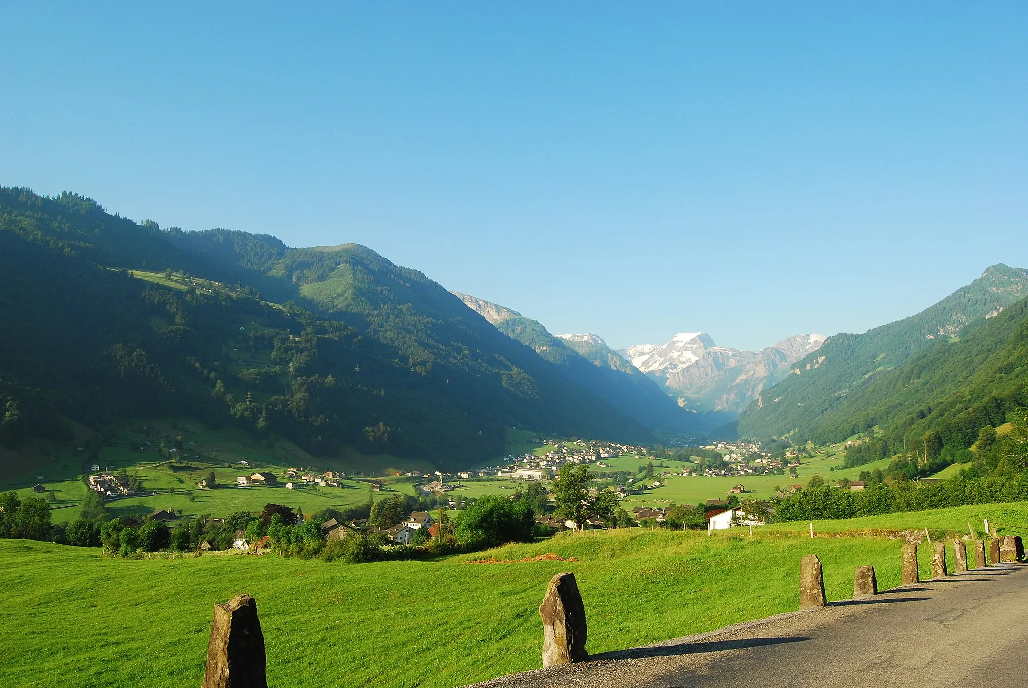 Photo showing: View from Schwändi to the upper valley of Linth with Haslen and Luchsingen and Tödi at the back, canton of Glarus, Switzerland