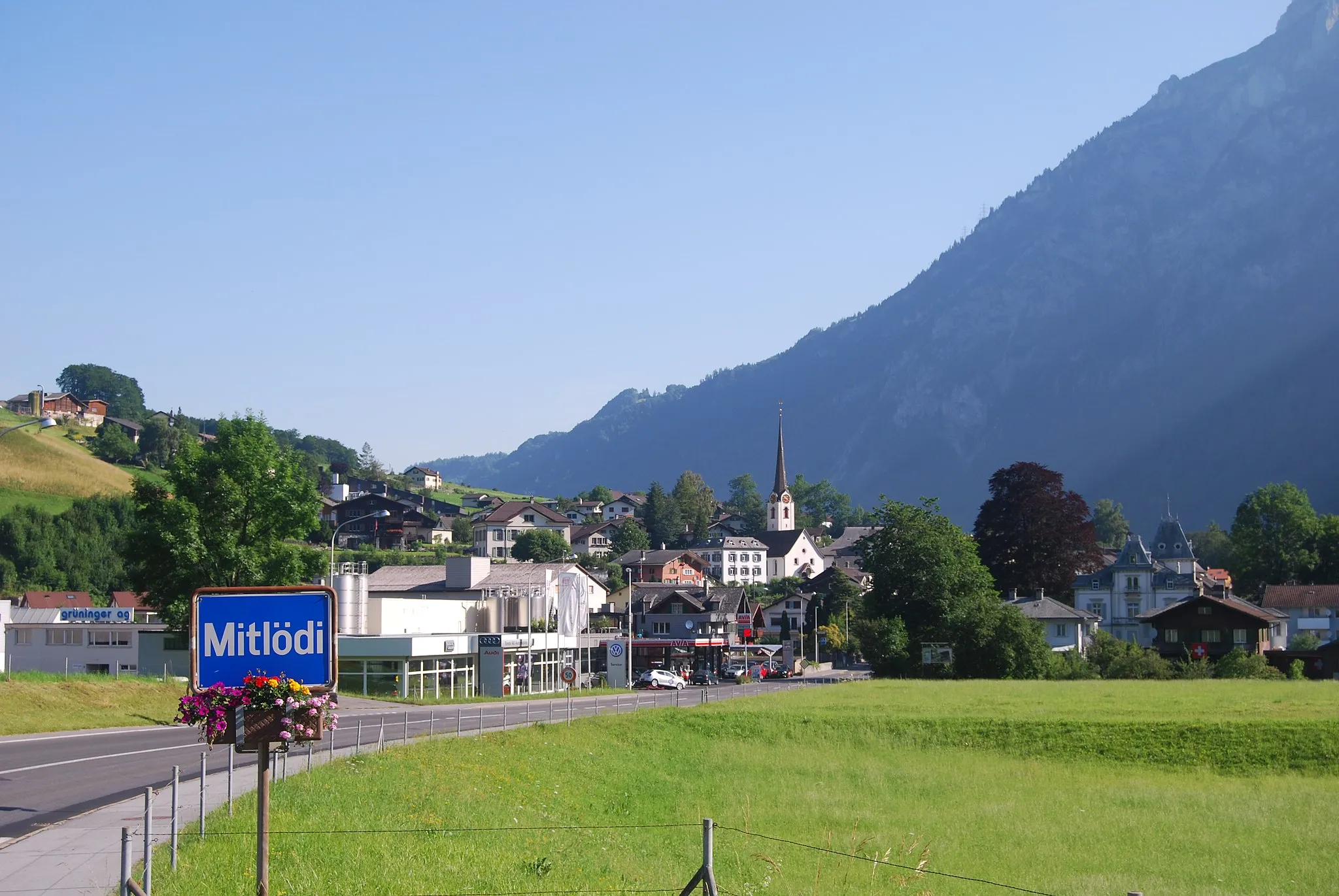 Photo showing: Village entry of Mitlödi, canton of Glarus, Switzerland