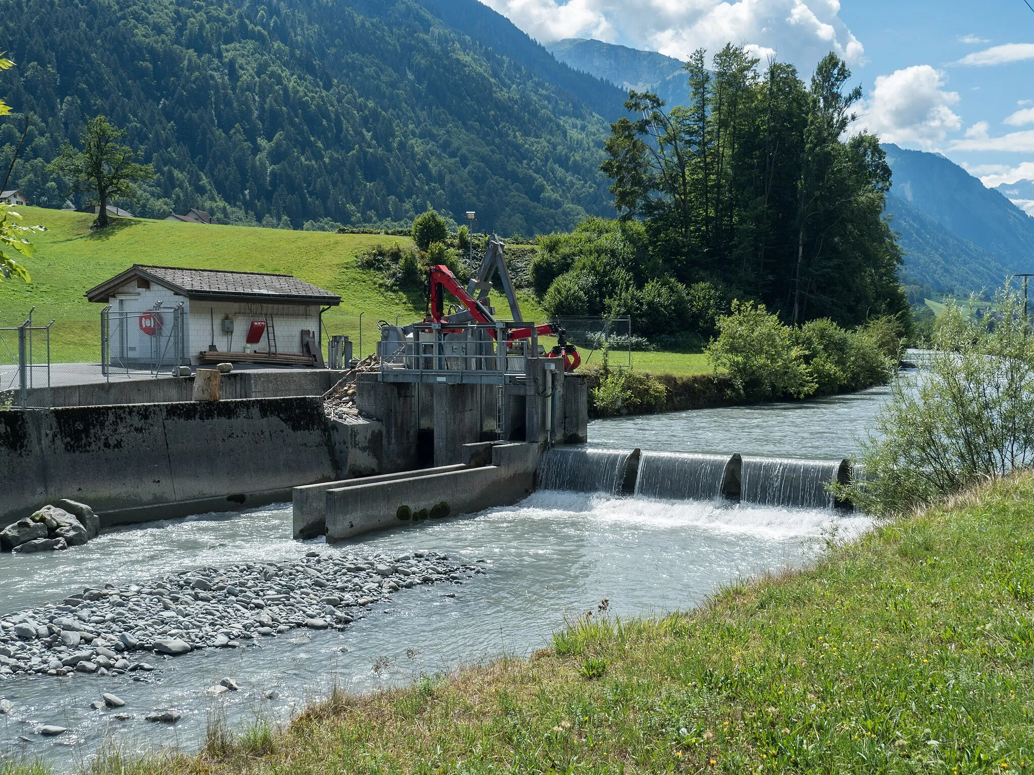 Photo showing: Jenny Weir over the Linth River, Haslen, Canton of Glarus, Switzerland