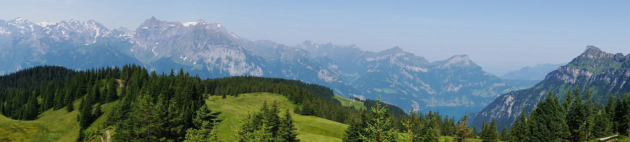 Photo showing: Panorama von SW bis NW. Wir schauen in die Urner Alpen mit dem Uri Rotstock. Rechts der Rophaien in den Schwyzer Alpen, dahinter ein Teil der Rigi.