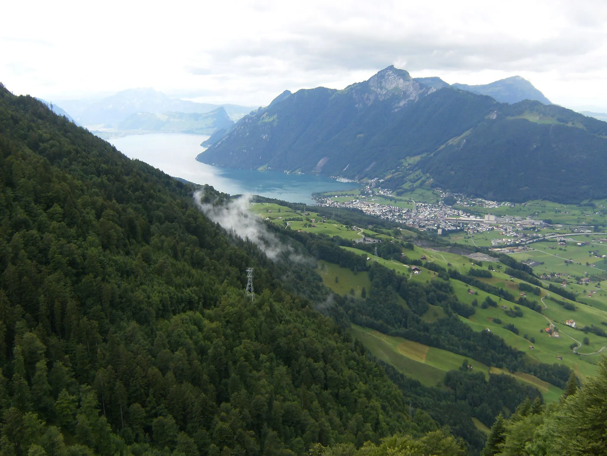 Photo showing: Brunnen; Schwyz; Switzerland. View from Stooshorn, 1,275 m. Pilatus (2,129 m) and Rigi (1,728 m) appear too.