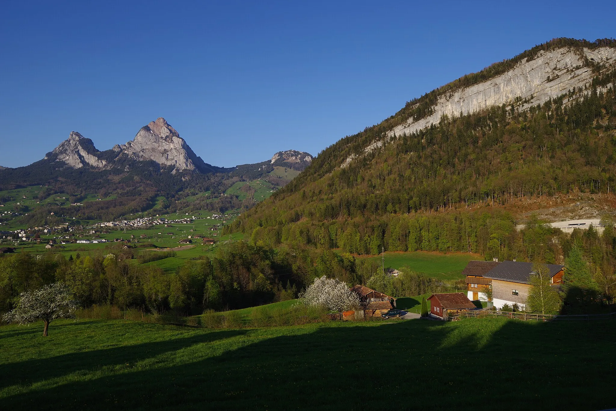 Photo showing: Blick von Oberschönenbuch auf den Grossen und Kleinen Mythen