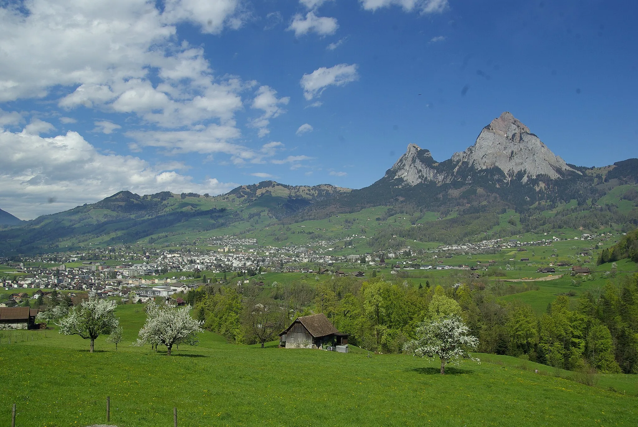 Photo showing: Blick von Oberschönenbuch auf Ibach und Schwyz. 
Im Hintergrund thront der Kleine Mythen und Grosse Mythen.