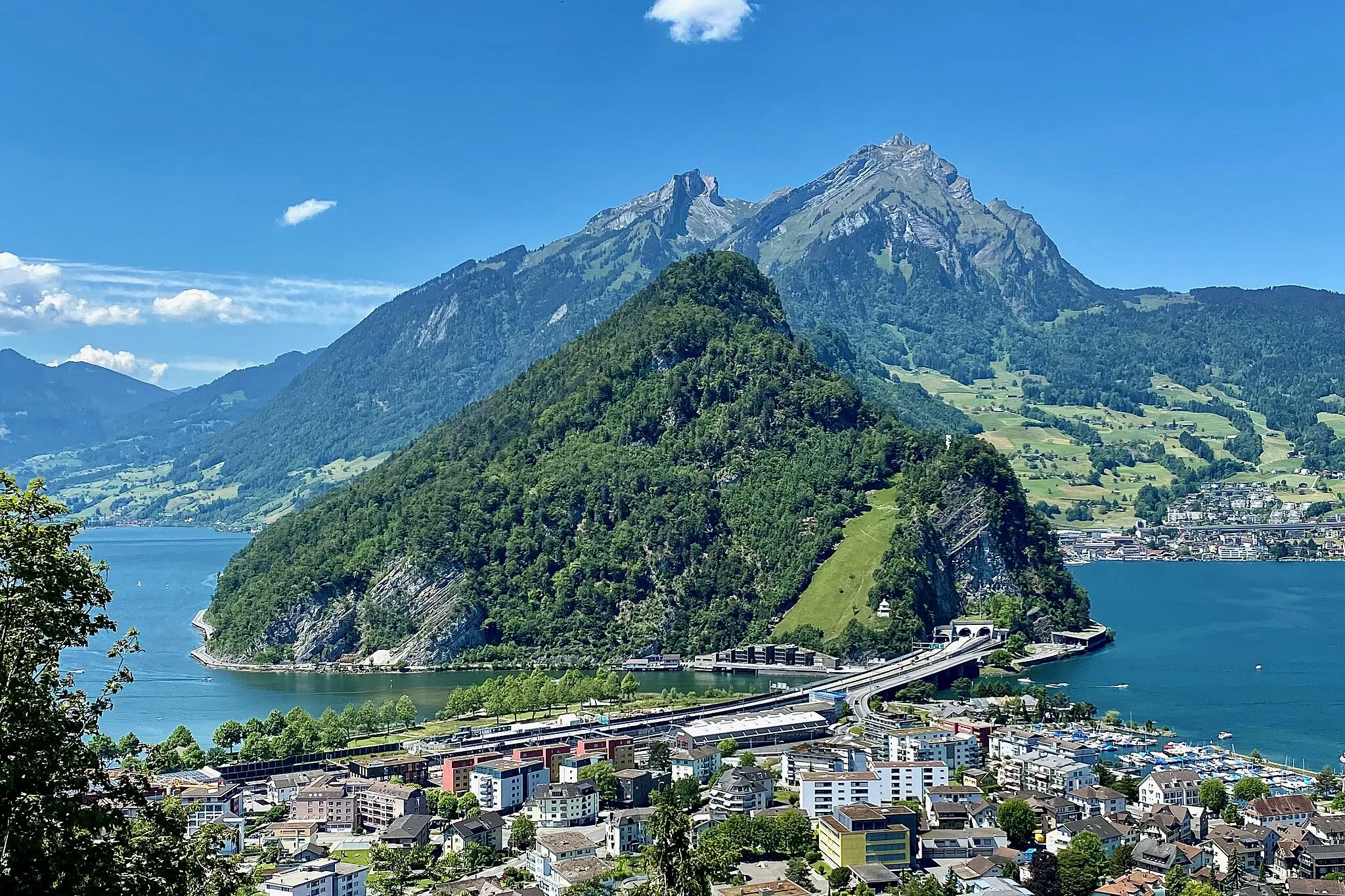 Photo showing: Lopper, the mountain with Stansstad in the foreground, and Pilatus/Hergiswil in the background. On the right side of Looper, A2 motorway entering the portal of Kirchenwaldtunnel at Acheregg