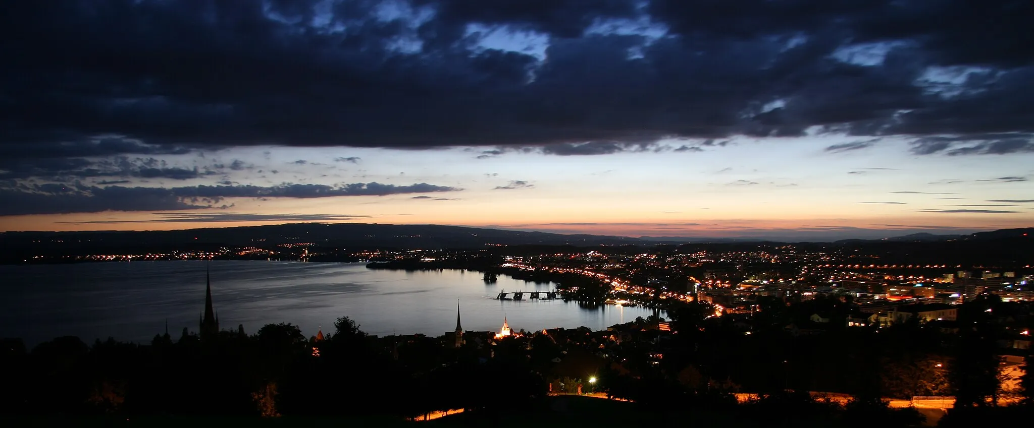 Photo showing: A picture of Zug, Switzerland just after the sun went down.