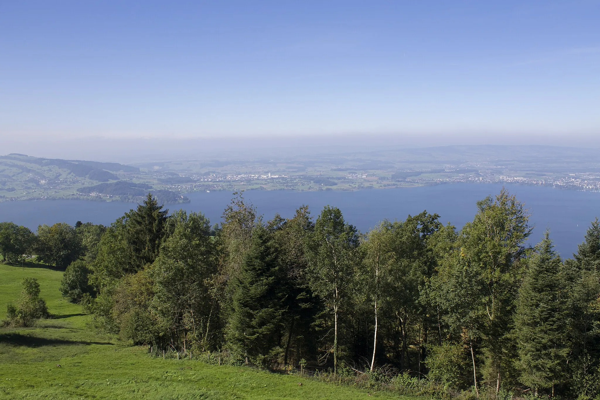 Photo showing: The Zugerberg overlooking Lake Zug