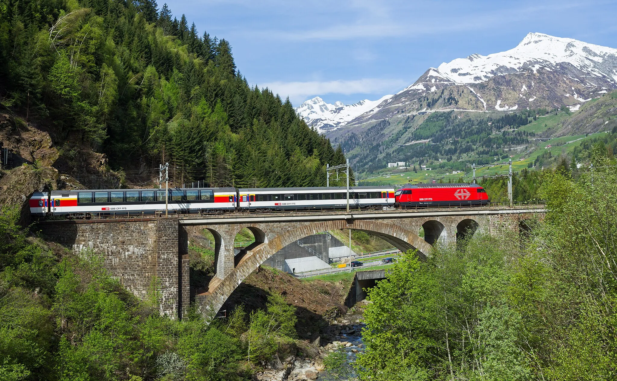 Photo showing: A northbound Interregio crosses the Stalvedro bridge between Ambri-Piotta and Airolo, Switzerland.