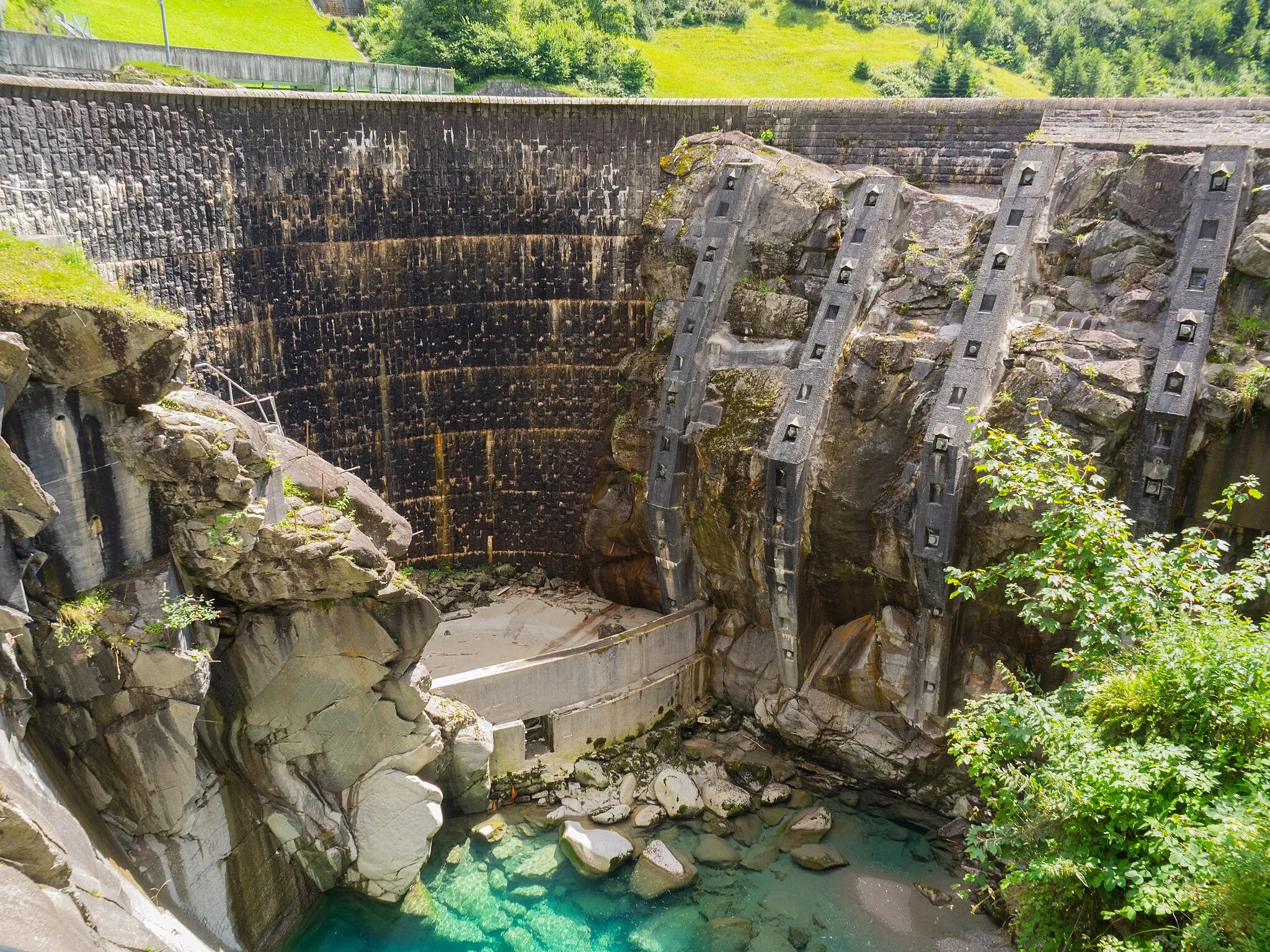 Photo showing: Pfaffensprung Power Plant Weir on the Reuss River, Wassen, Uri, Switzerland