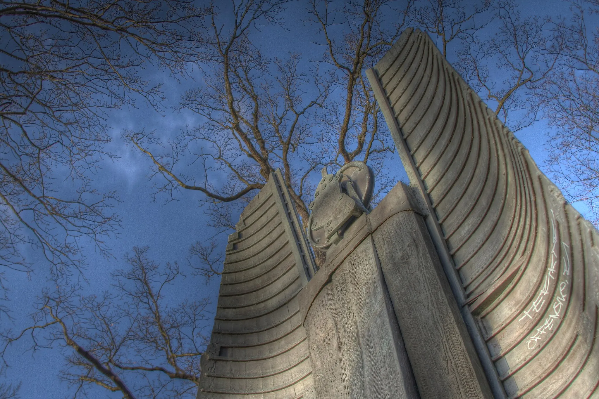 Photo showing: "Der archaische Erzengel von Heiligensee", so heißt die Skulptur des Künstlers Siegfried Kühl zum Gedenken an den 100. Geburtstag der Malerin und Collagekünstlerin Hannah Höch.
Das Denkmal steht seit dem 1. November 1989 am Seglerkopf an der Malche in Tegel. Hannah Höch war die Pionierdame der Fotocollage und wichtige Person der deutschen Dada- Bewegung. Geboren in Gotha 1889, verstarb sie 1978 in ihrem Refugium in Berlin-Heiligensee.
(Quelle: www.reinickendorf.de/index_5575_de.html )

Guessed in the Guess Where Berlin Group by [/photos/sebi83/ gänsehaut]!