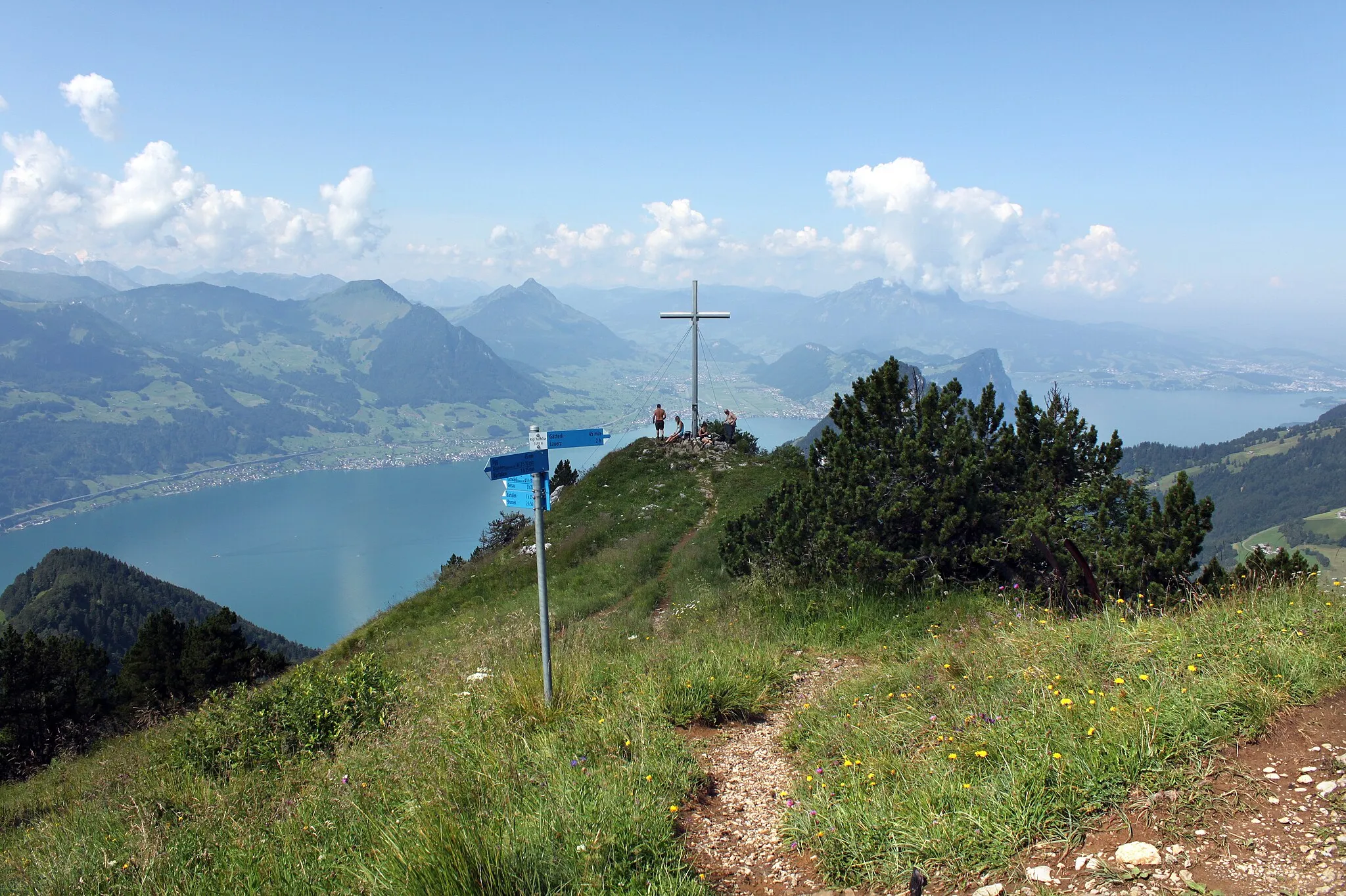 Photo showing: Auf dem Gipfel der Rigi Hochflue (1699 m.ü.M.) im Schweizer Kanton Schwyz hoch über dem Vierwaldstätter See. Alle 3 Zugänge zum Gipfel sind Alpin Wanderwege ( Blau/Weiß).