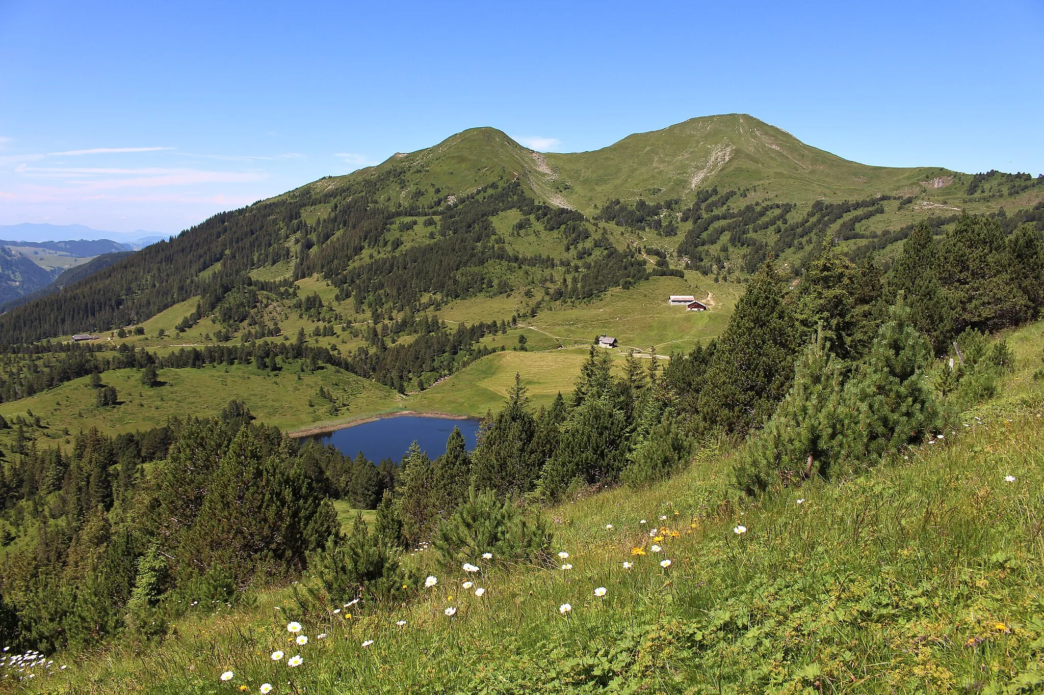 Photo showing: Blick von der Sewenegg zum Sewenseeli und Fürstein oberhalb des Glaubenbergpasses an der Grenze der Schweizer Kantone Luzern und Obwalden.